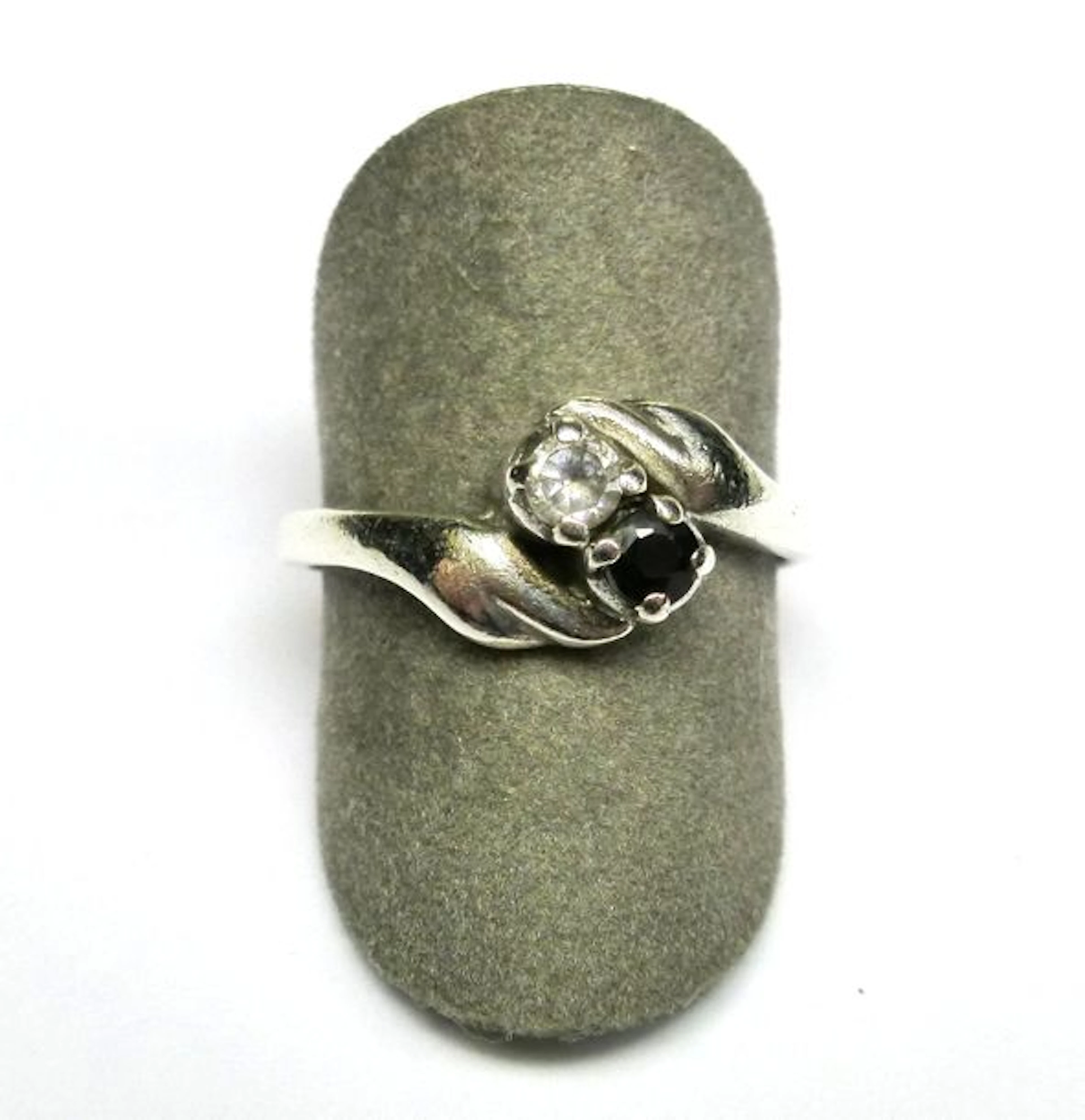 BAGUE en argent sertie d'un saphir rond et…