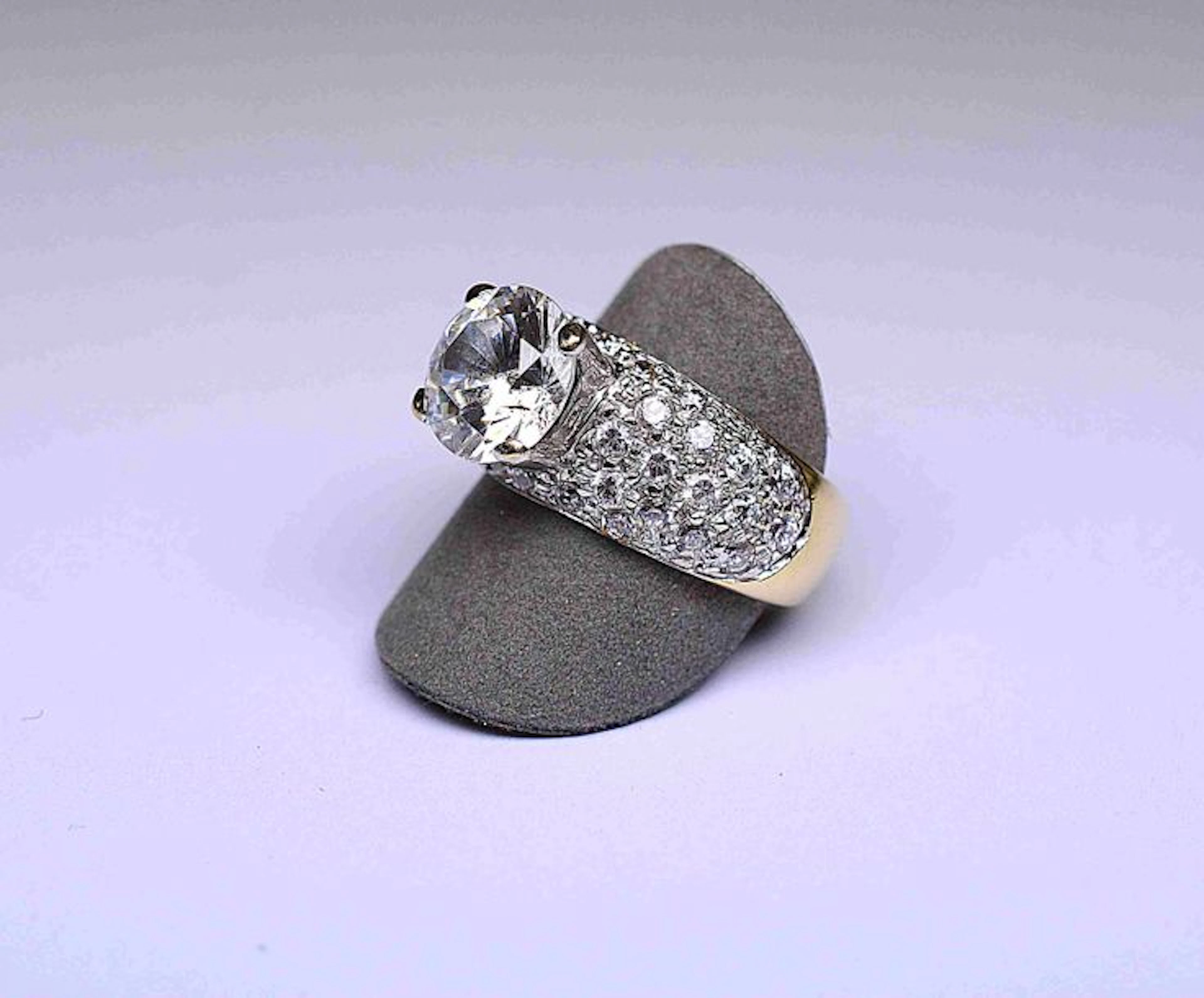 Importante BAGUE en or bicolore centrée d'un…