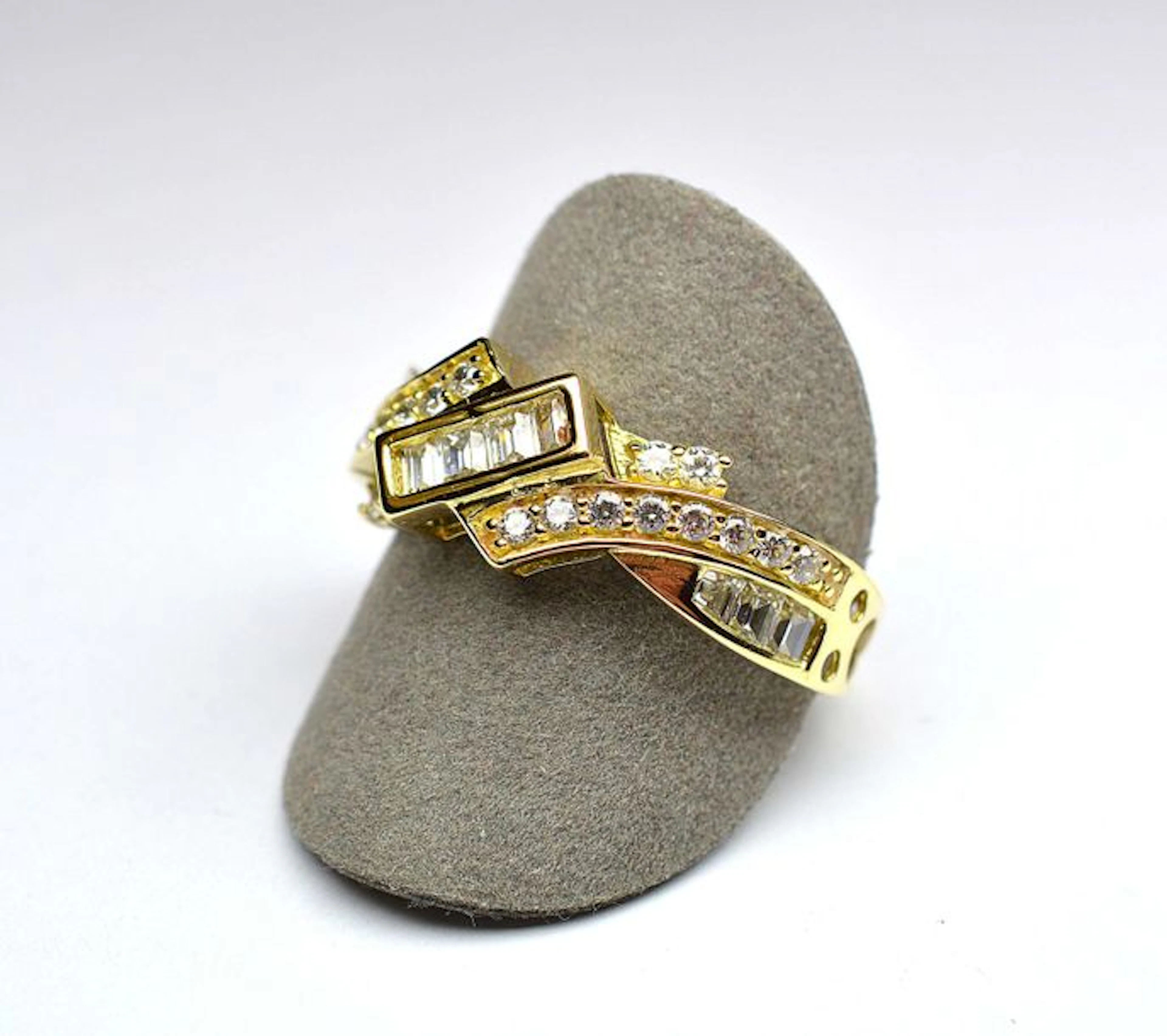 BAGUE en or jaune sertie en son centre d'une…