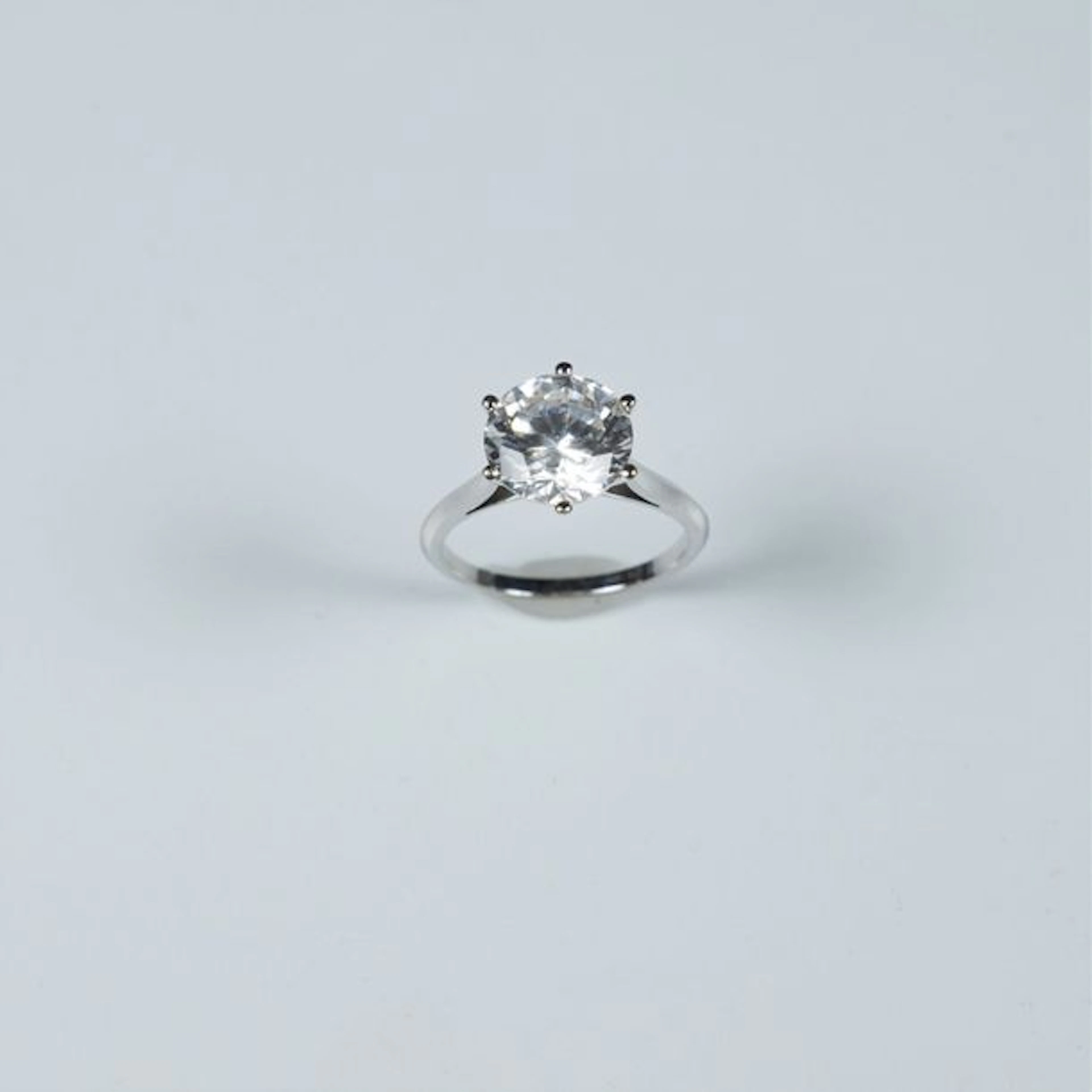 Bague en or gris (750 millièmes), sertie…
