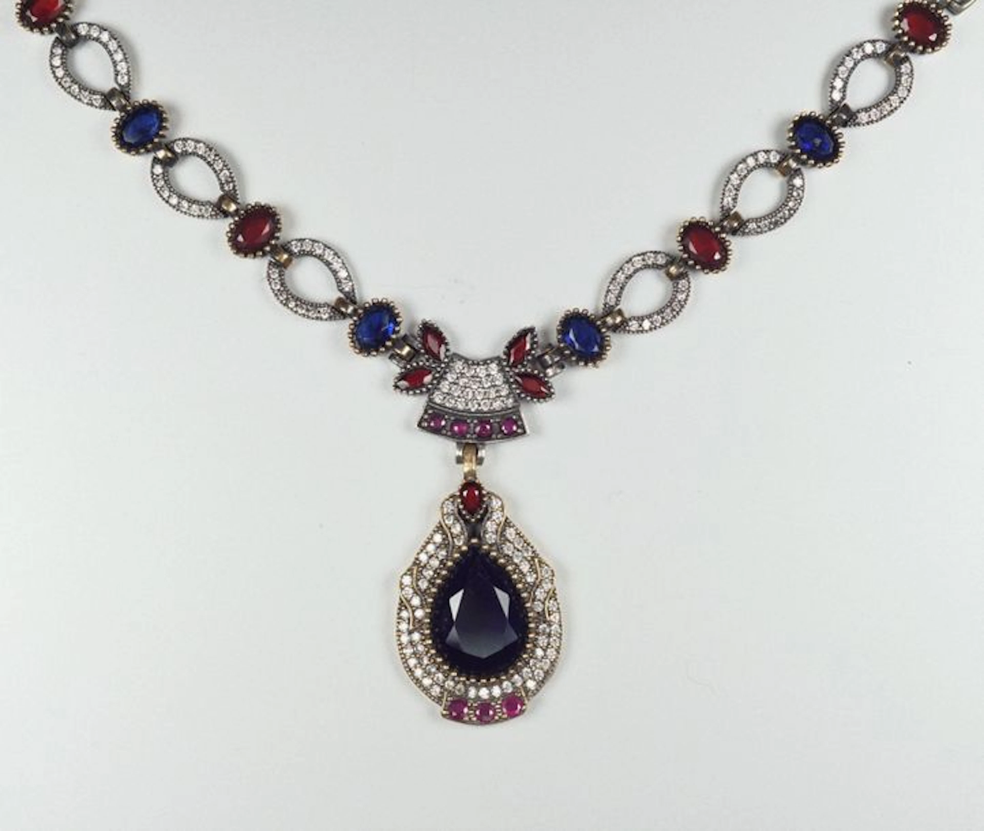 Collier en argent (925/oo) agrémenté de pierres…