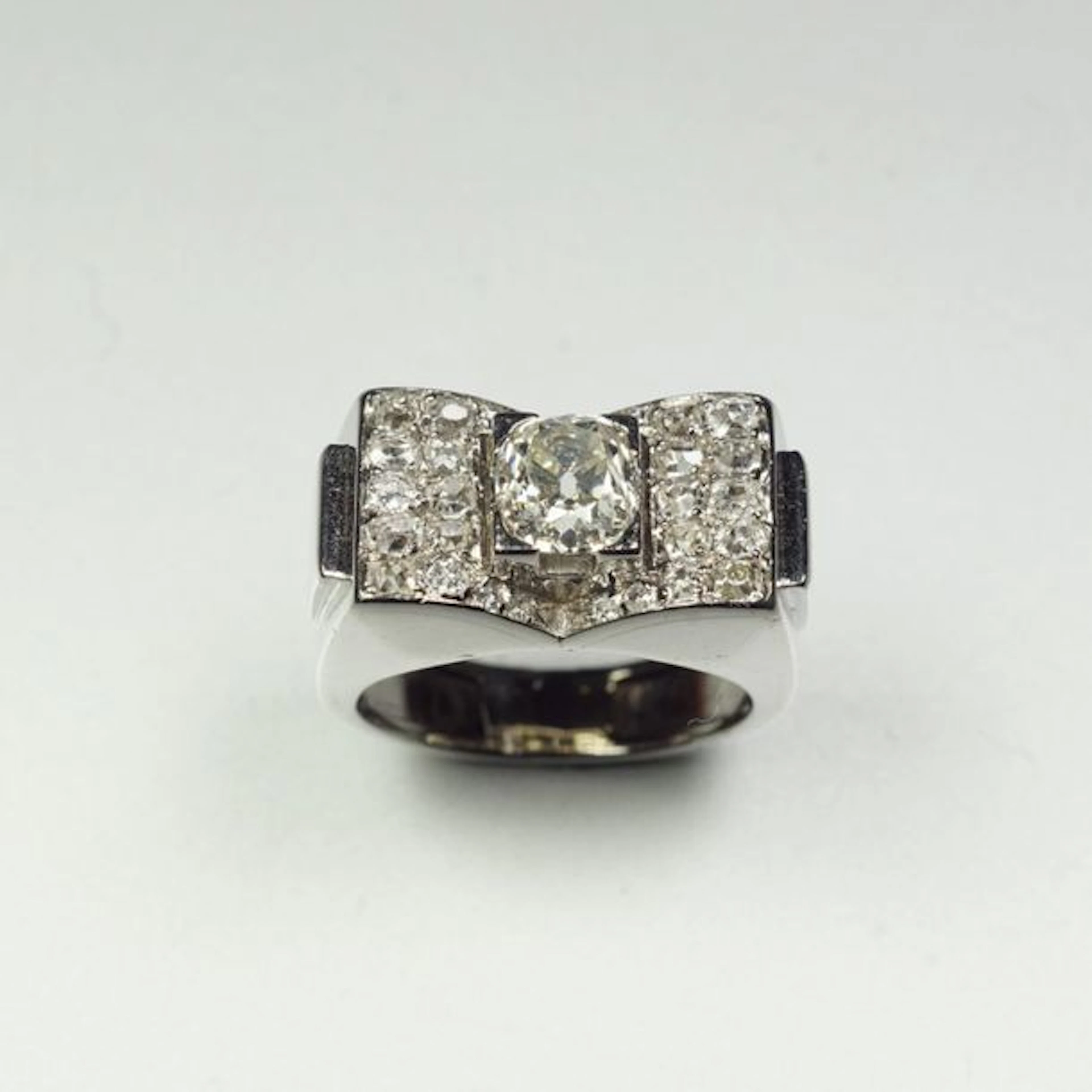 Bague "Tank" en platine (850/oo) figurant...