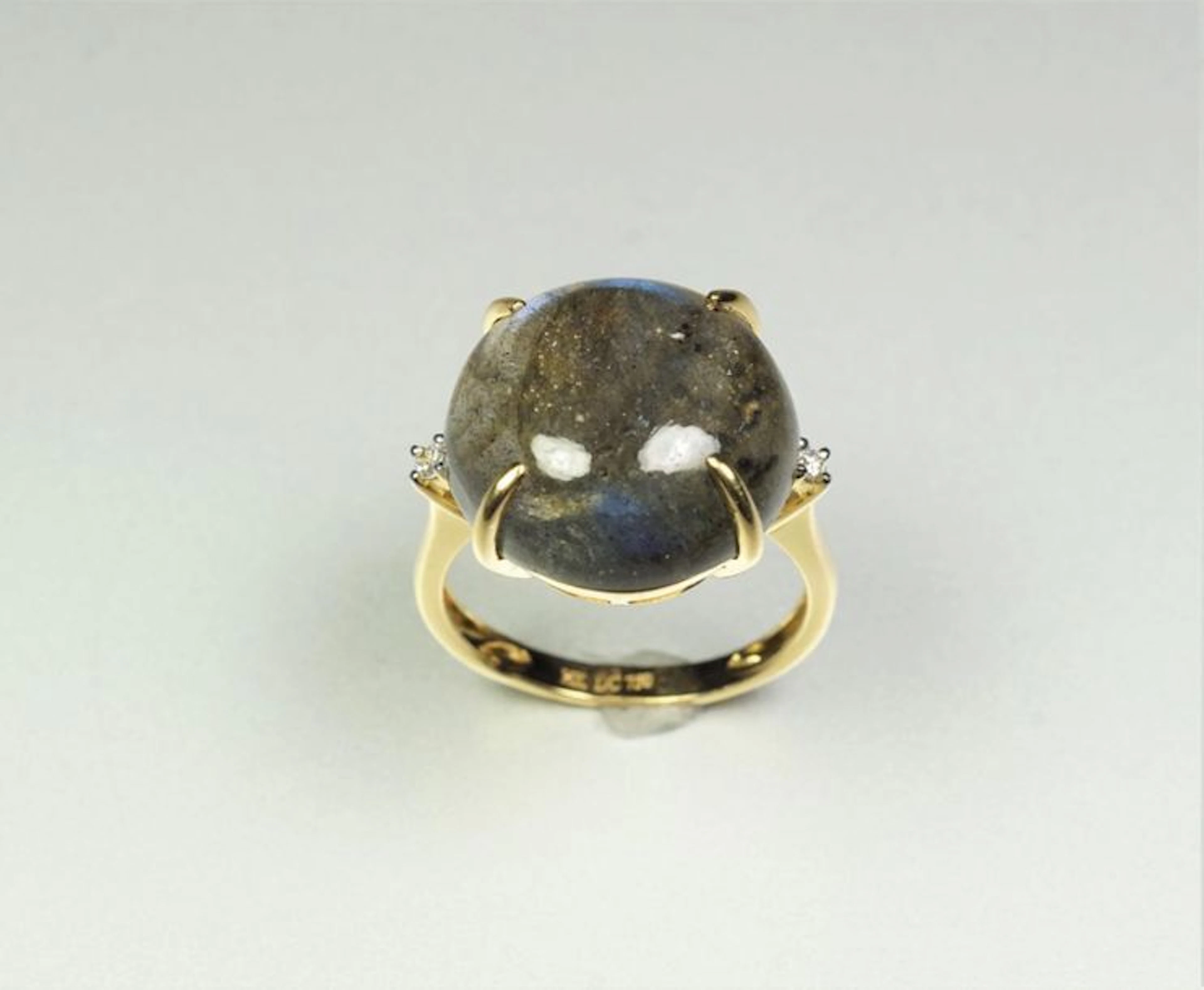 Bague en or jaune 18K (750/oo) centrée d'un...