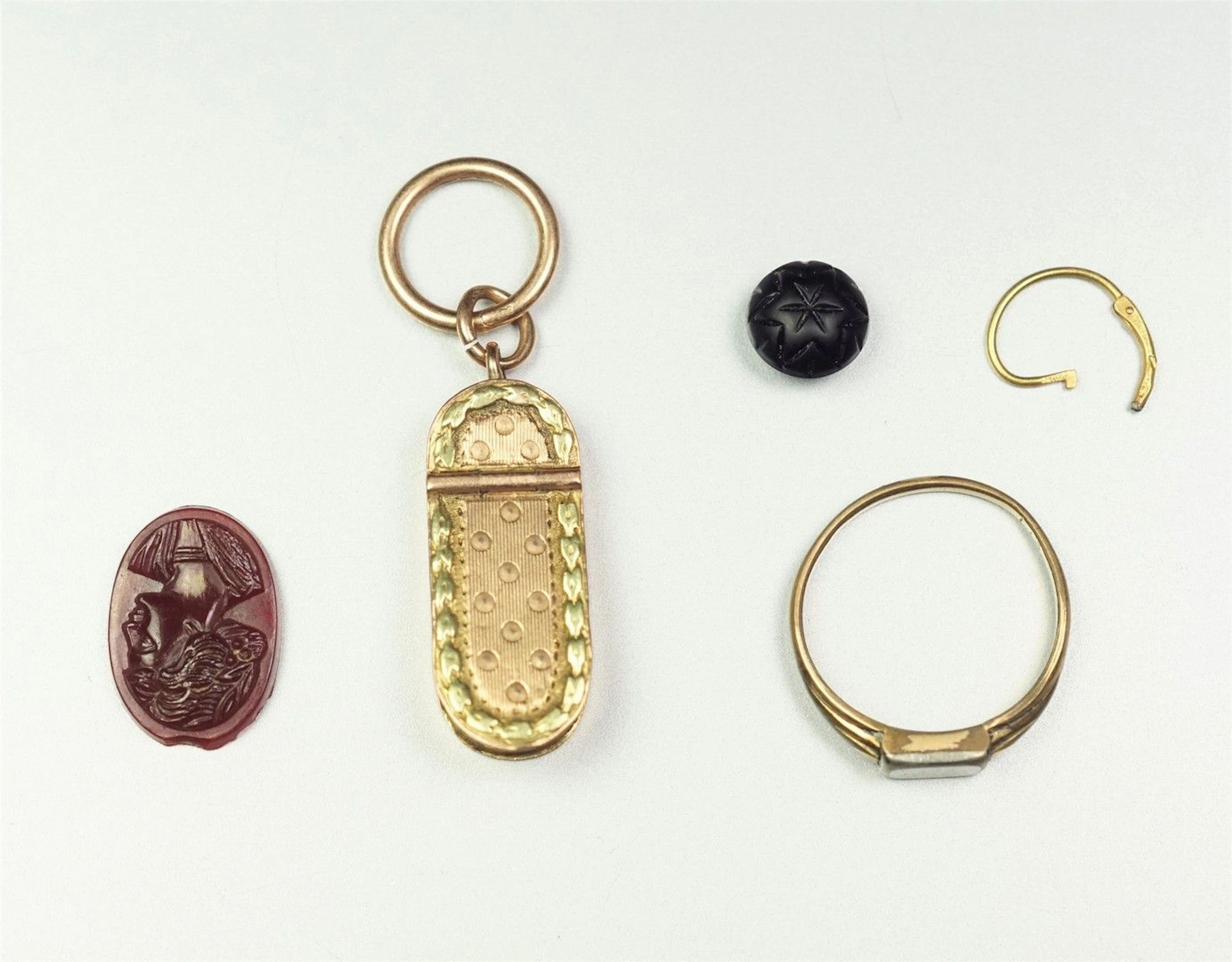 "Lot comprenant un pendentif ""Boîte"" ouvrant... - Lot 1 - Yann Le Mouel