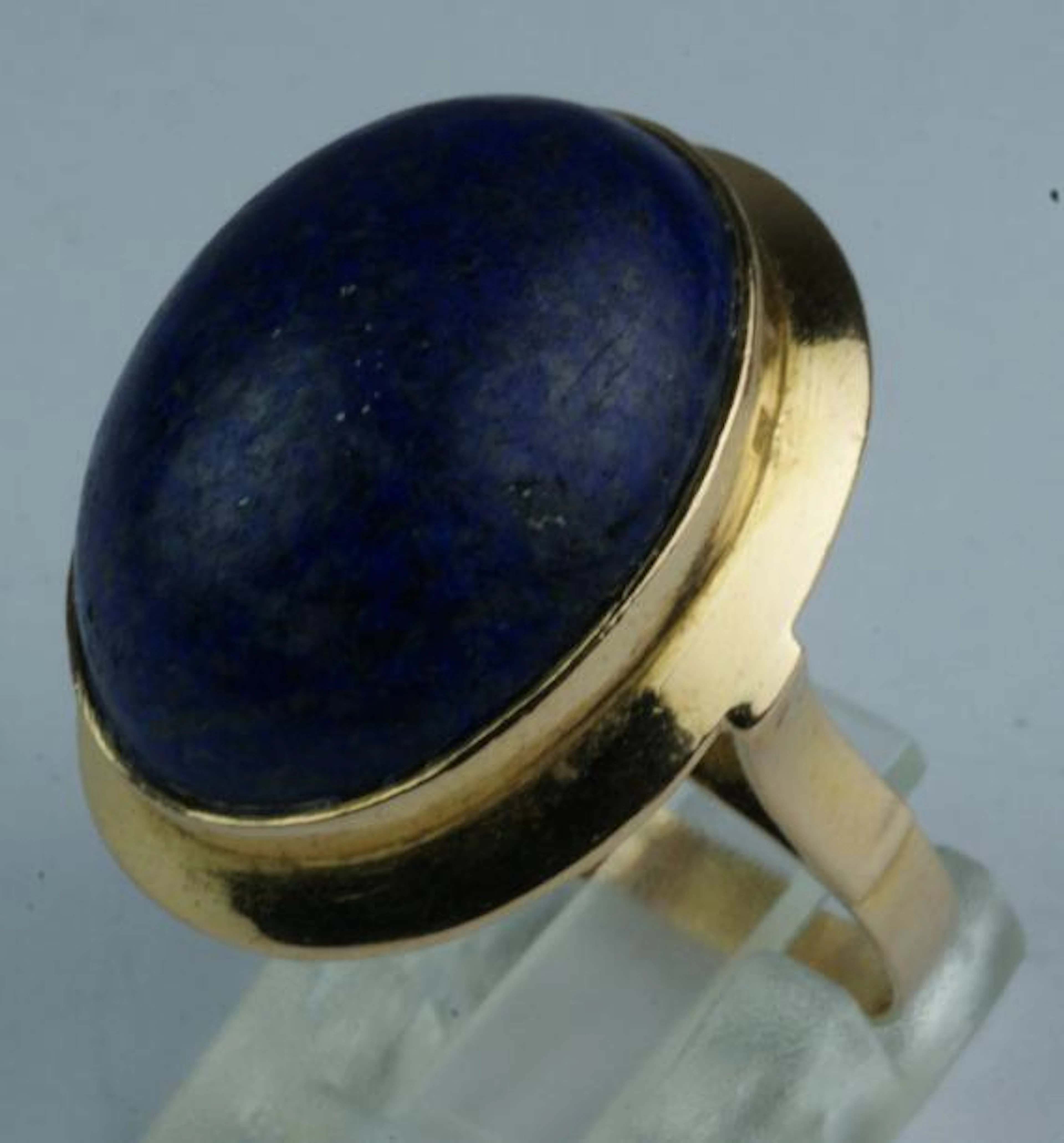 Bague en or jaune ornée d'un cabochon de sodalite