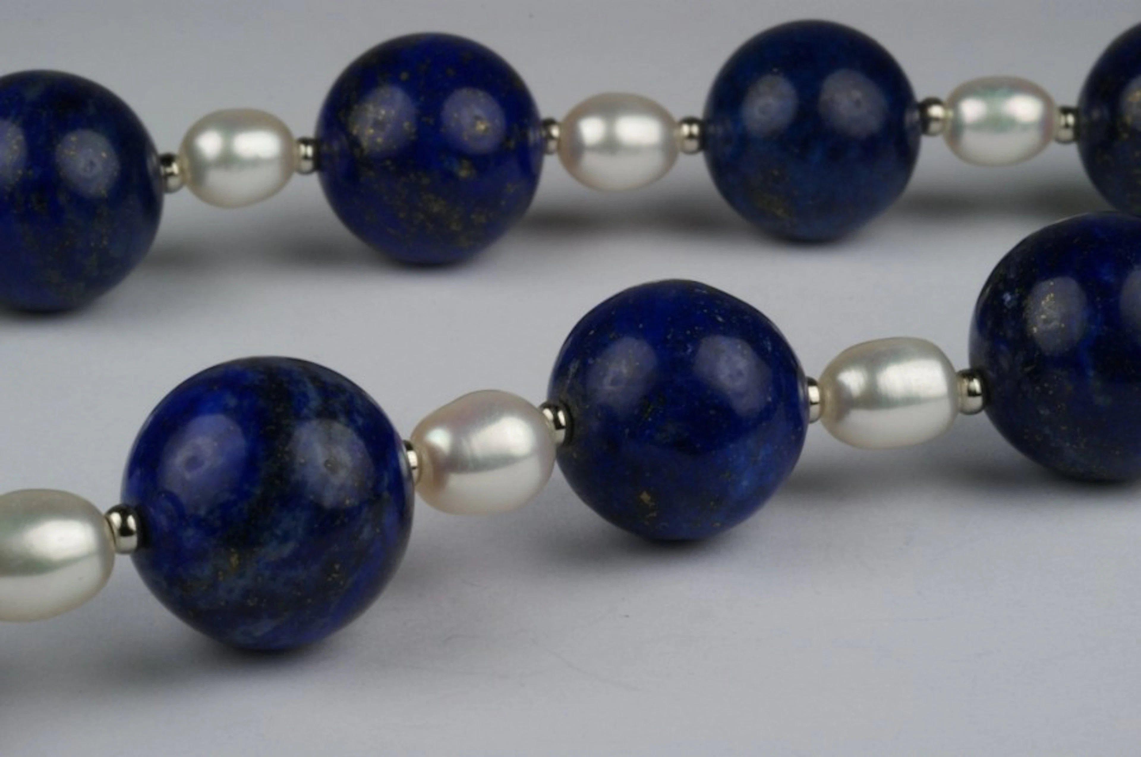 Collier de boules de lapis