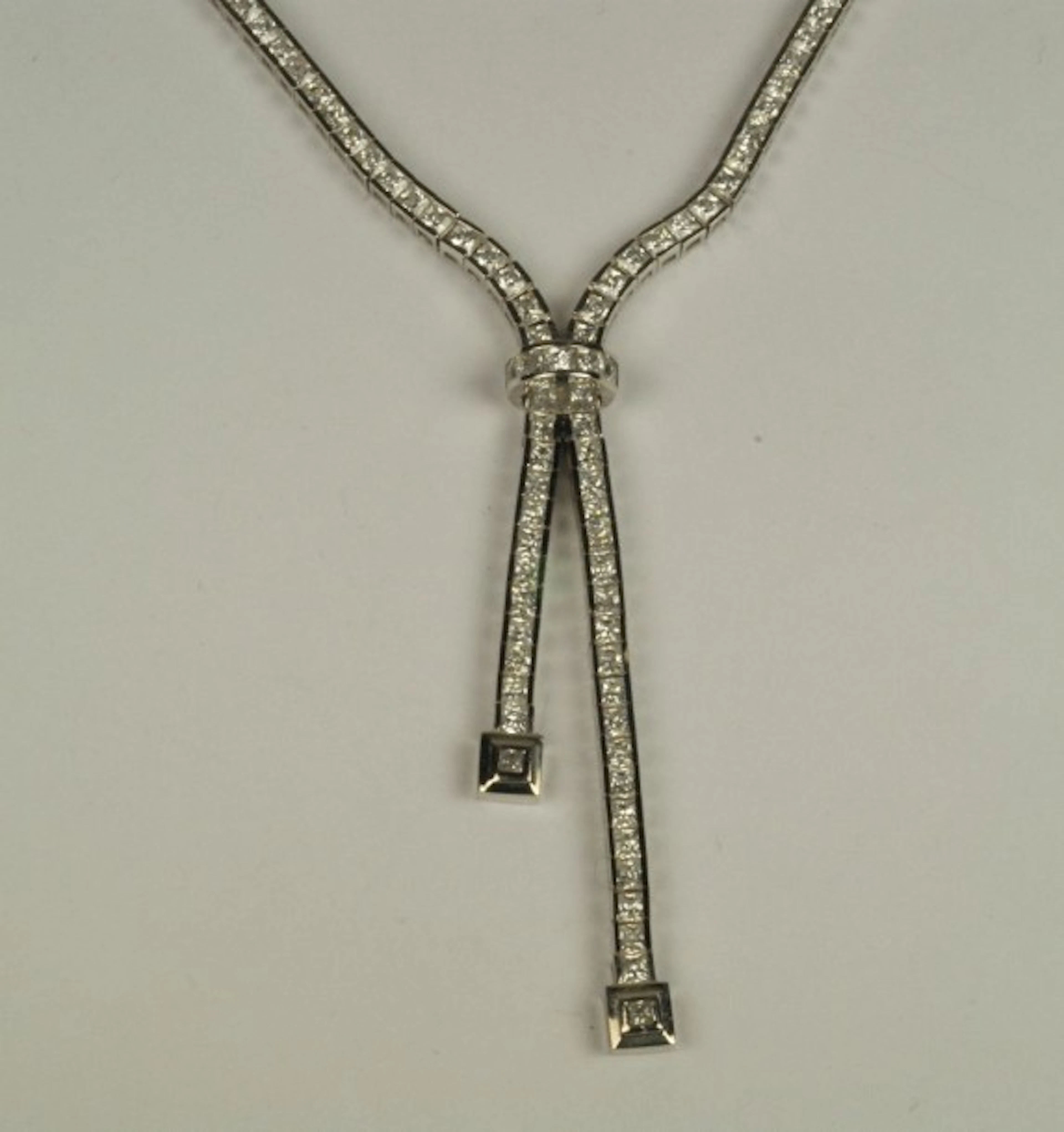 Collier cravate en or gris