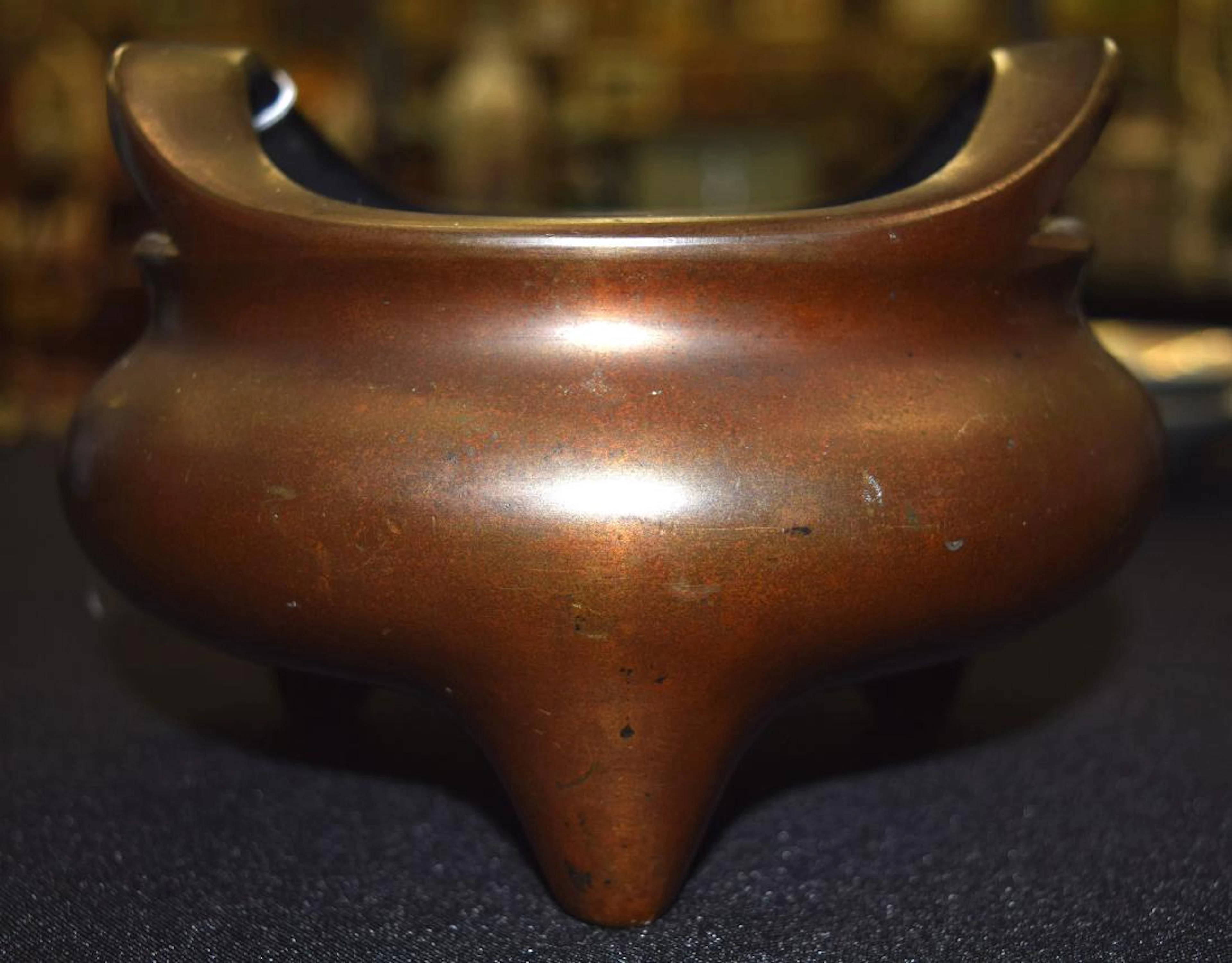 A fine 18th/19th century chinese twin handled bronze