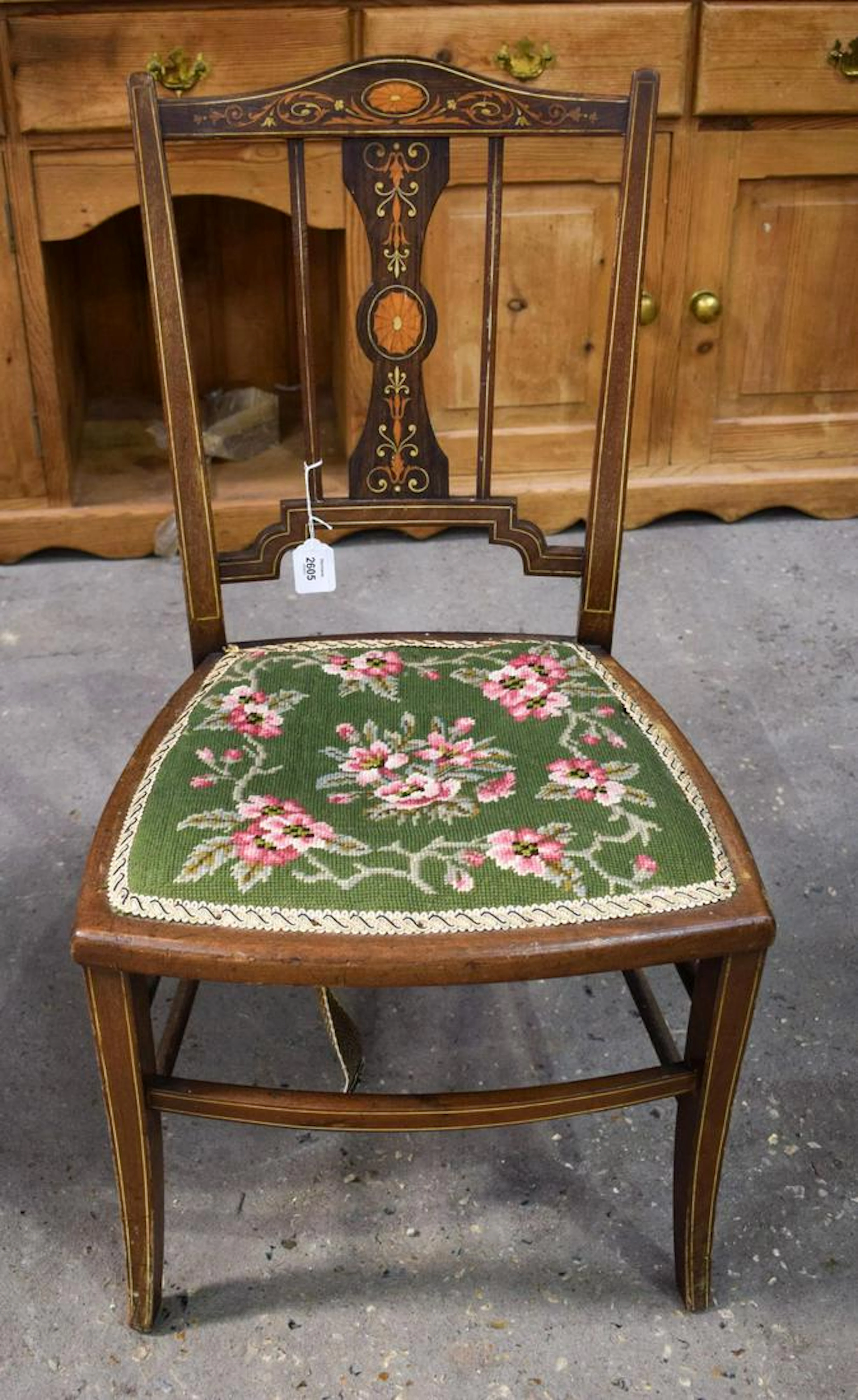 AN EDWARDIAN MAHOGANY ART NOUVEAU CHAIR. 79 cm x 43 cm.