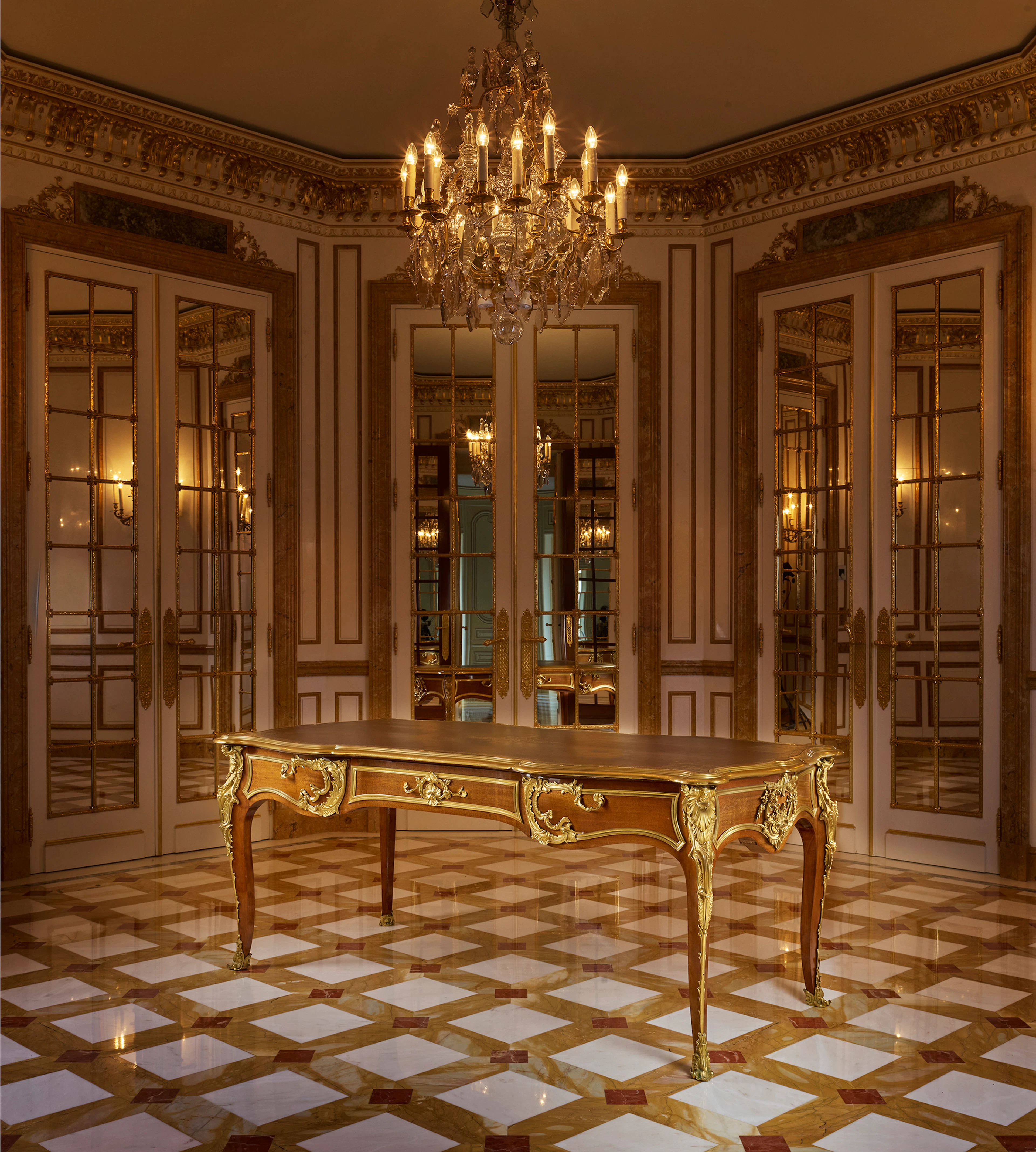 BUREAU PLAT DIT "DE L'ABBÉ TERRAY" DE STYLE LOUIS XV...