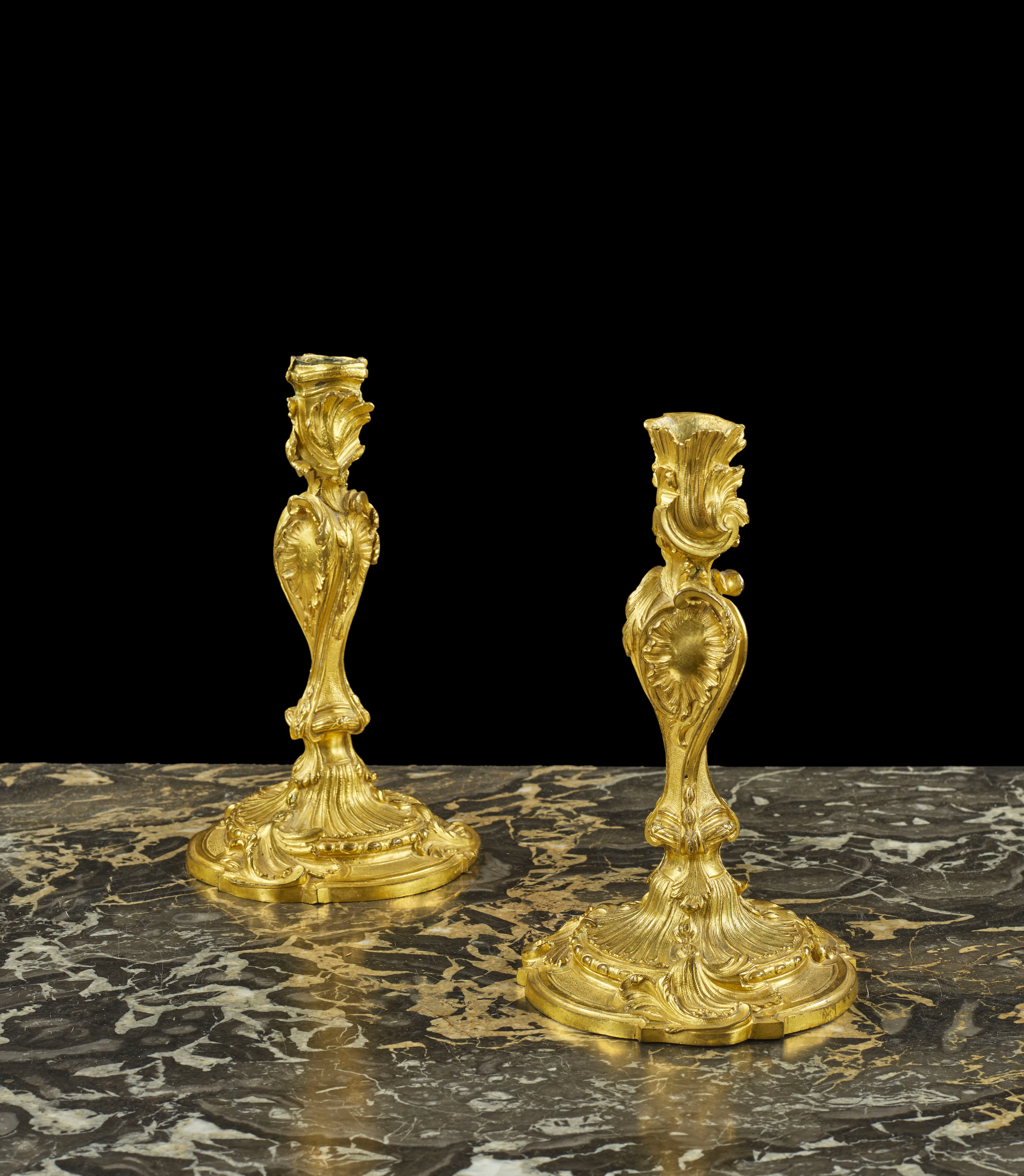 PAIRE DE FLAMBEAUX DONT UN D’ÉPOQUE LOUIS XV