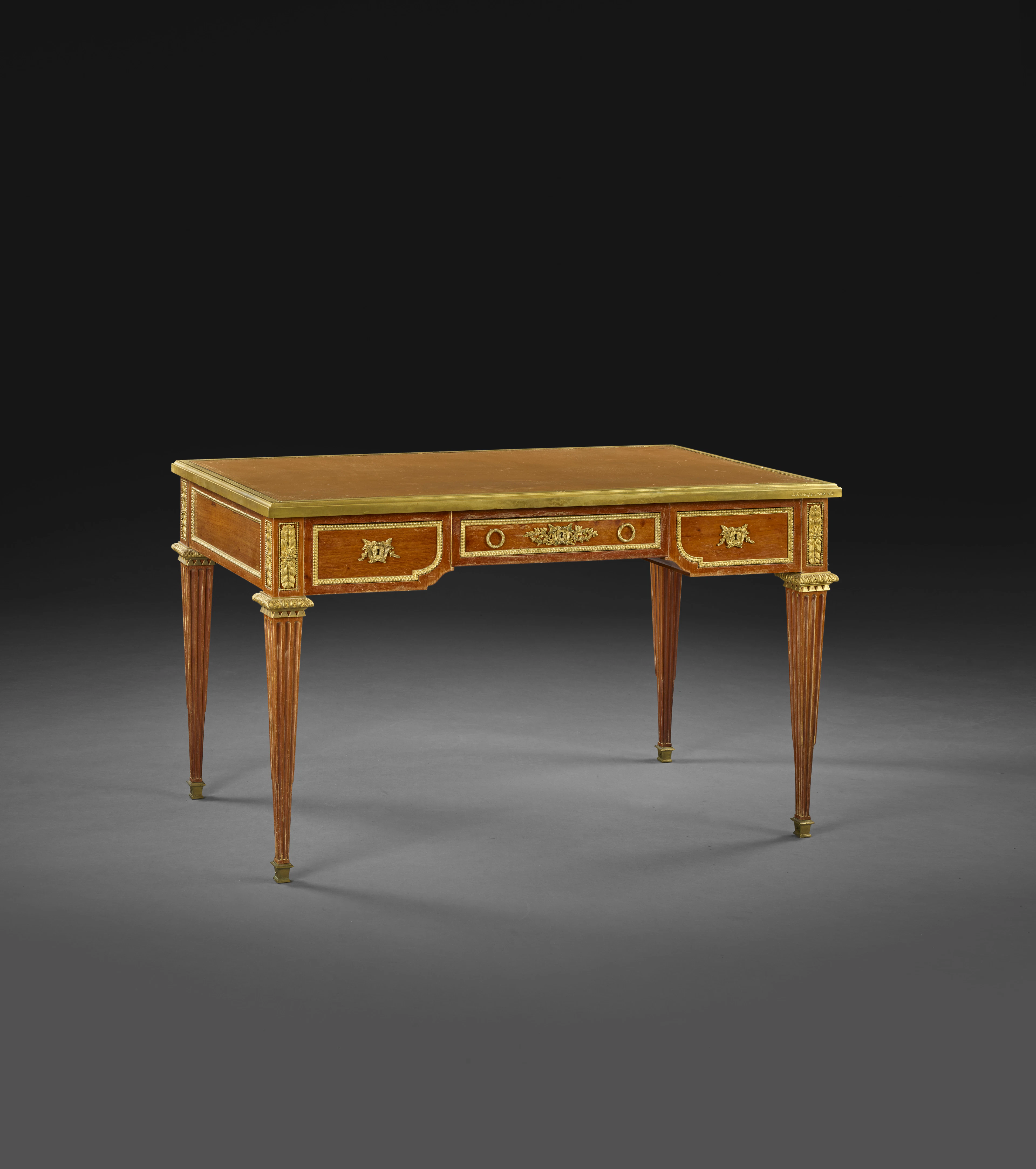 BUREAU PLAT DE STYLE LOUIS XVI, D'APRÈS JEAN-HENRI RIESENER