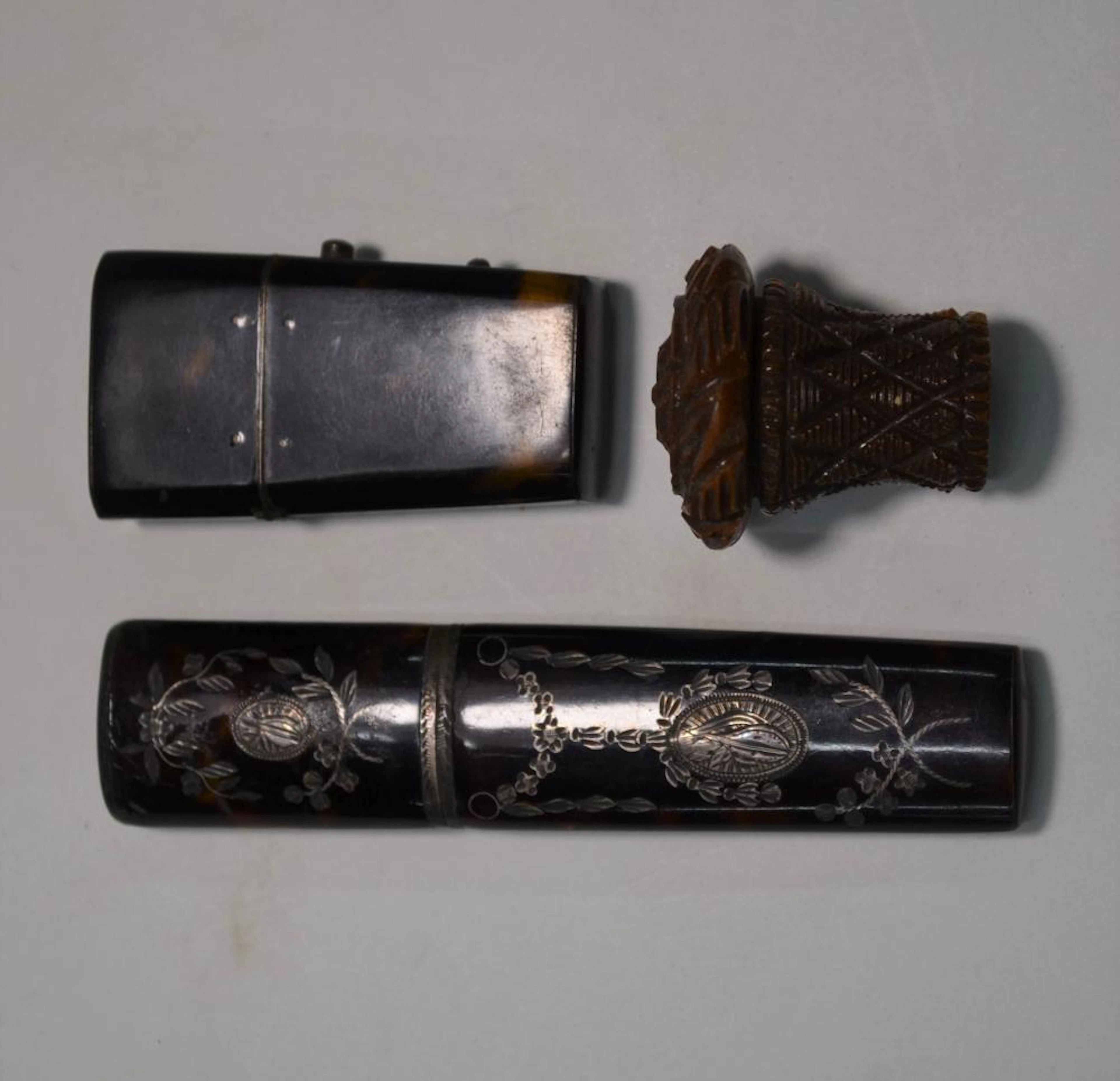 A Sheraton-style tortoiseshell and silver piquet bodkin-case