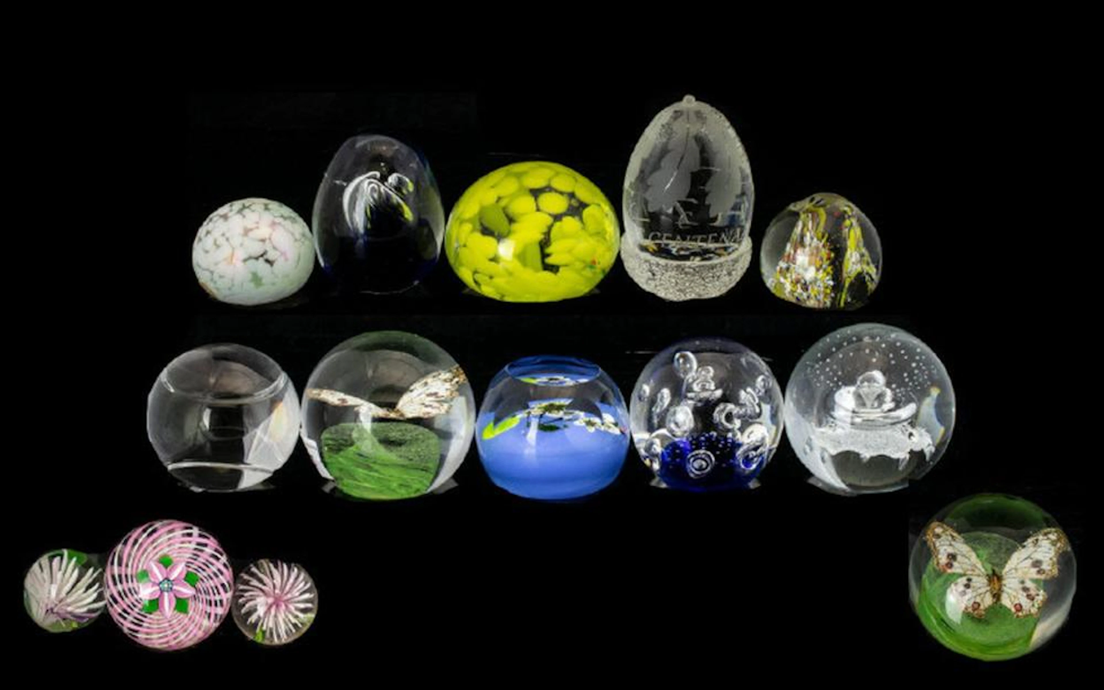 A Mixed Collection Of 15 Modern Loose Paperweights Various designs and colo