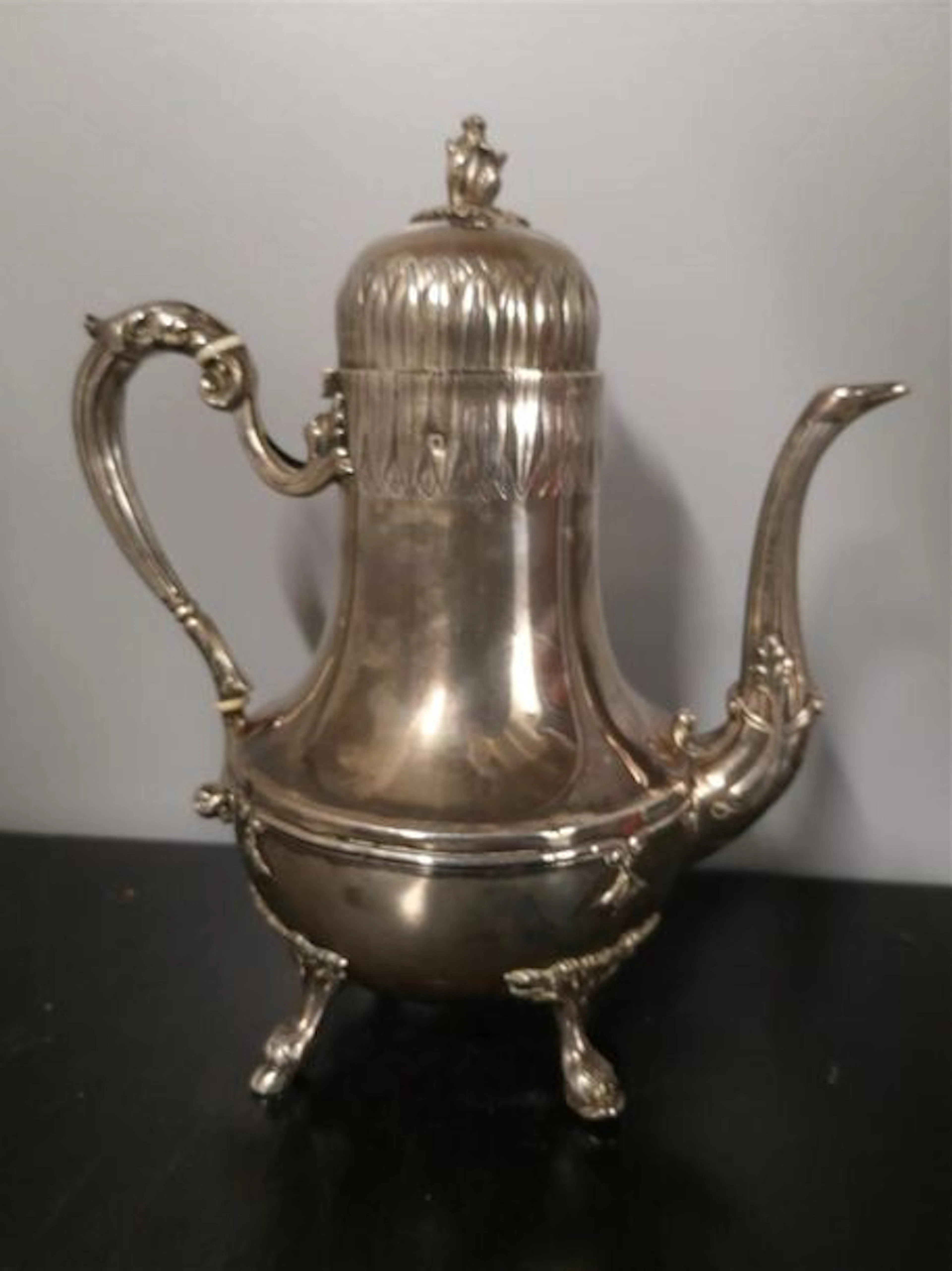 CAFETIERE en argent à décor de feuillage…