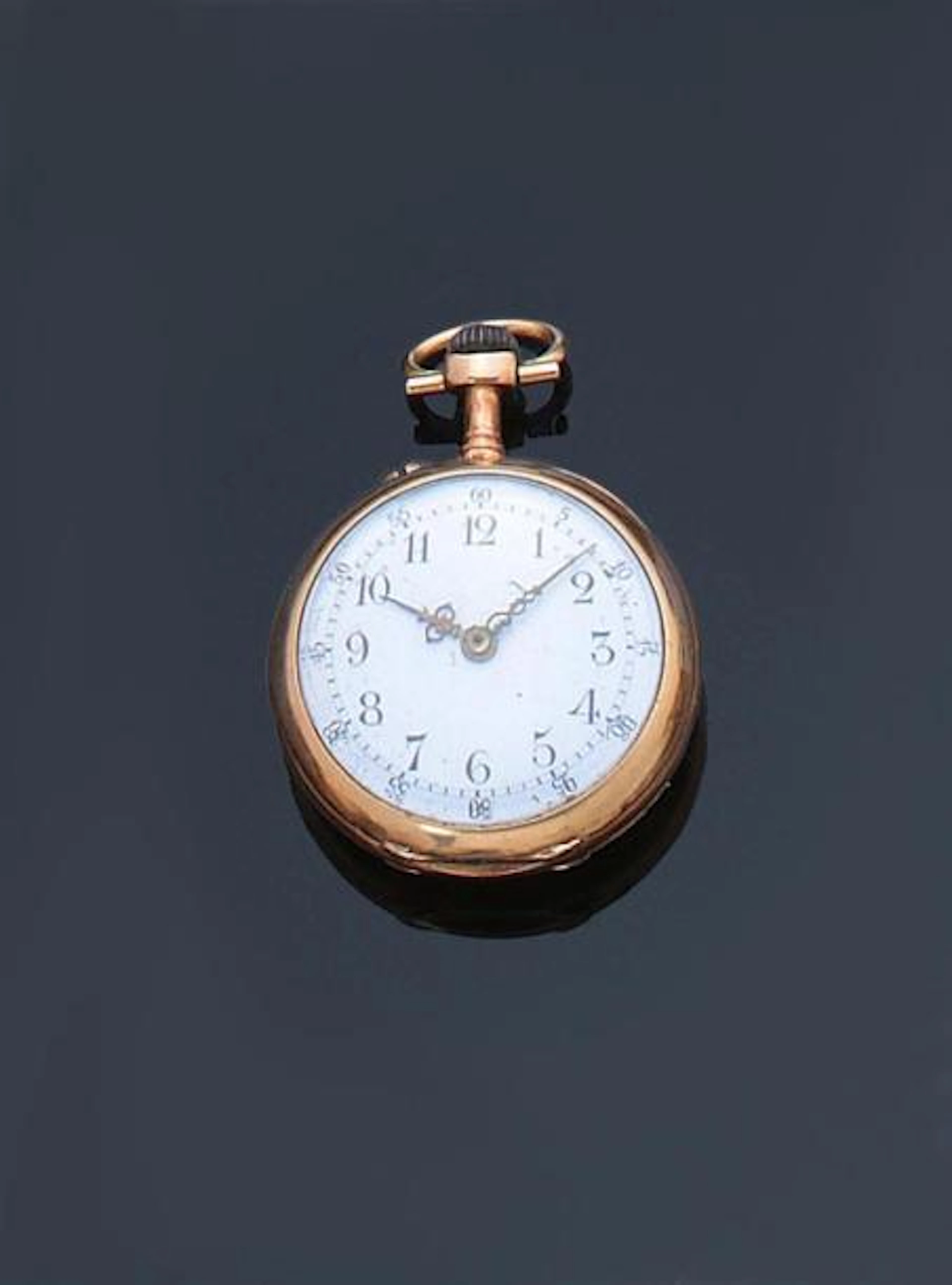 MONTRE de col à boitier en or jaune 750°/00 à dos guilloché d'un monogramme
