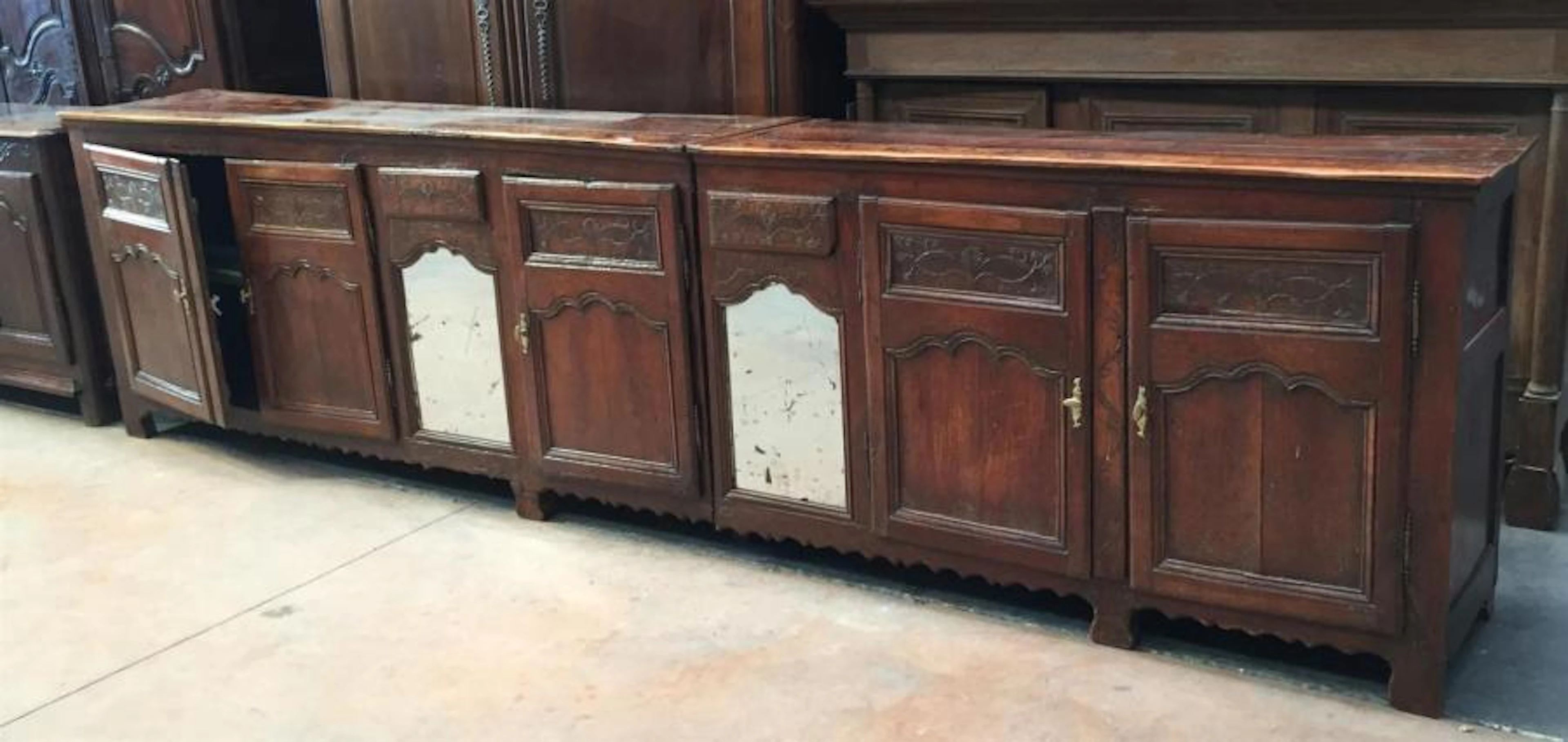 IMPORTANTE enfilade en bois naturel sculpté ouvrant par de multiples...