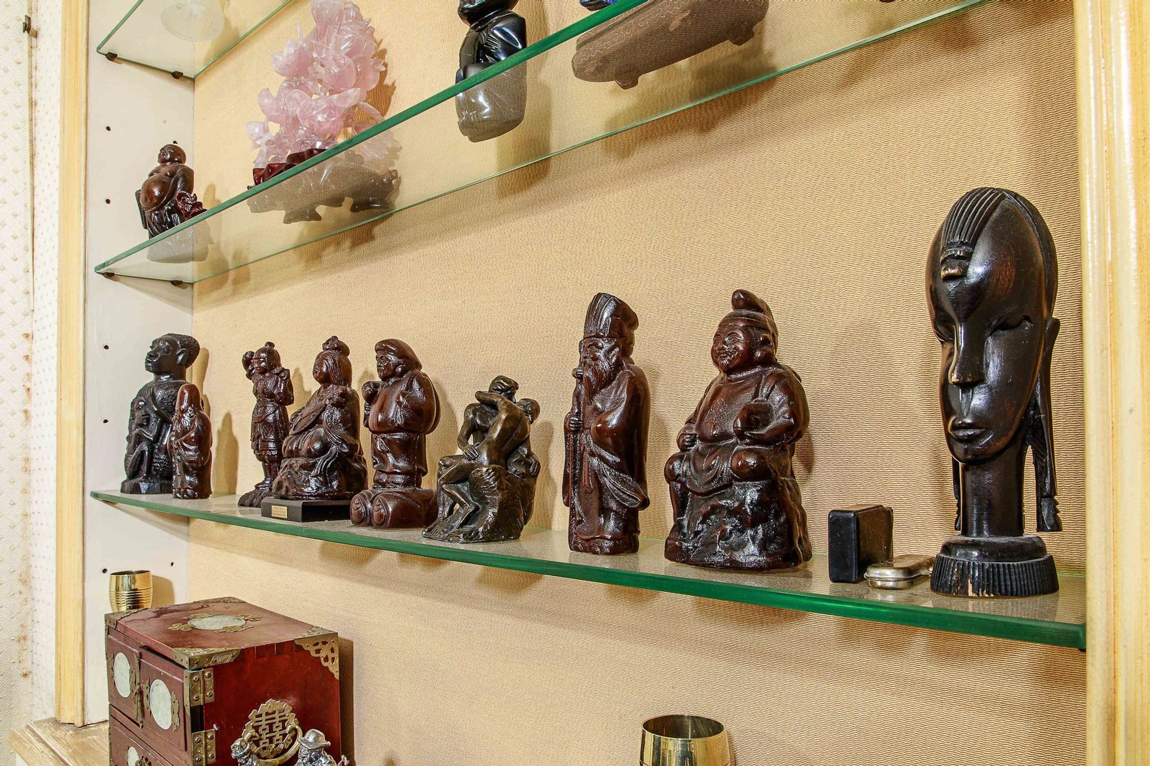 Réunion de sculptures en bois dans l'esprit..