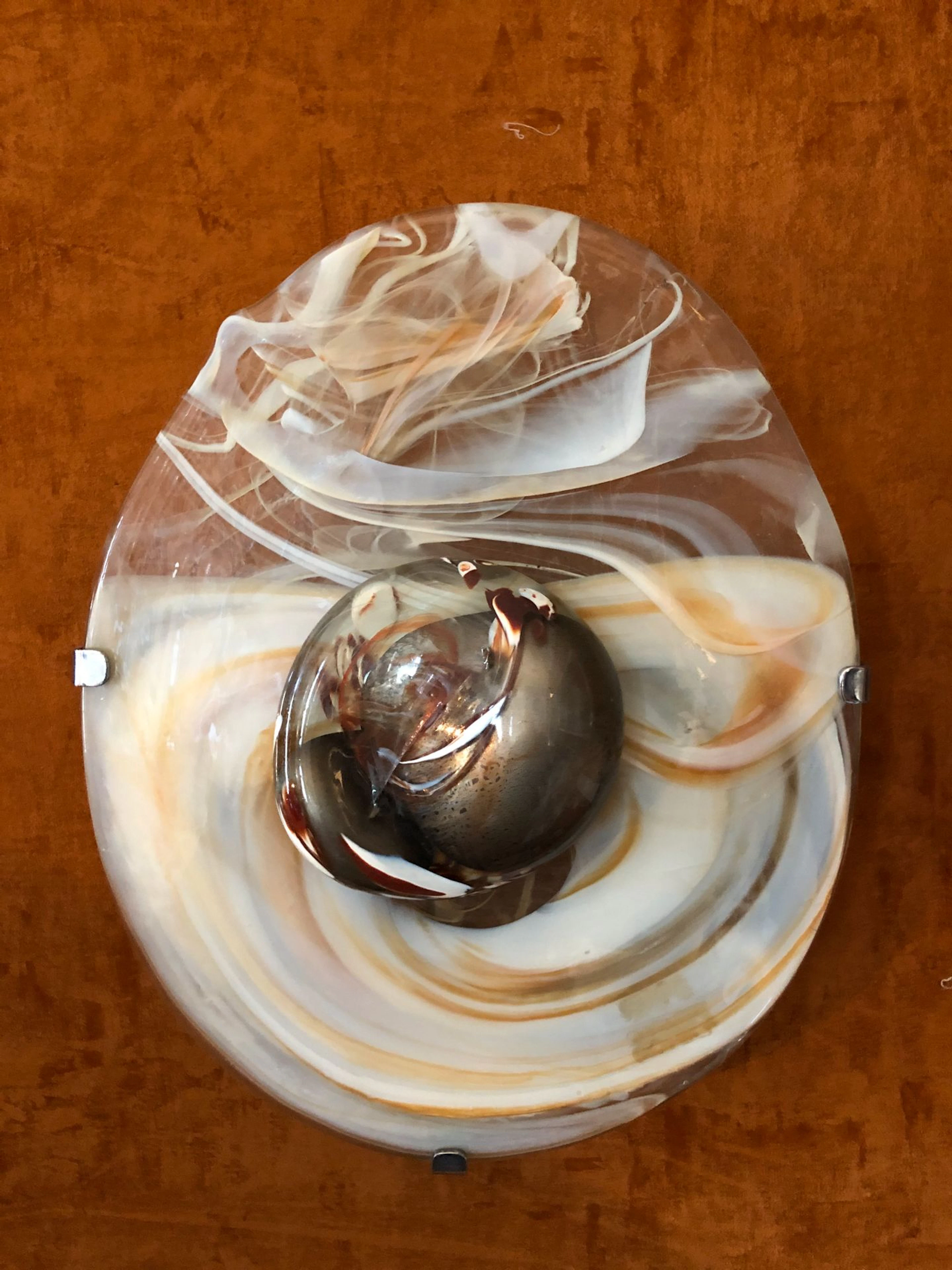 Applique la plaquette en verre et cache-ampoule..