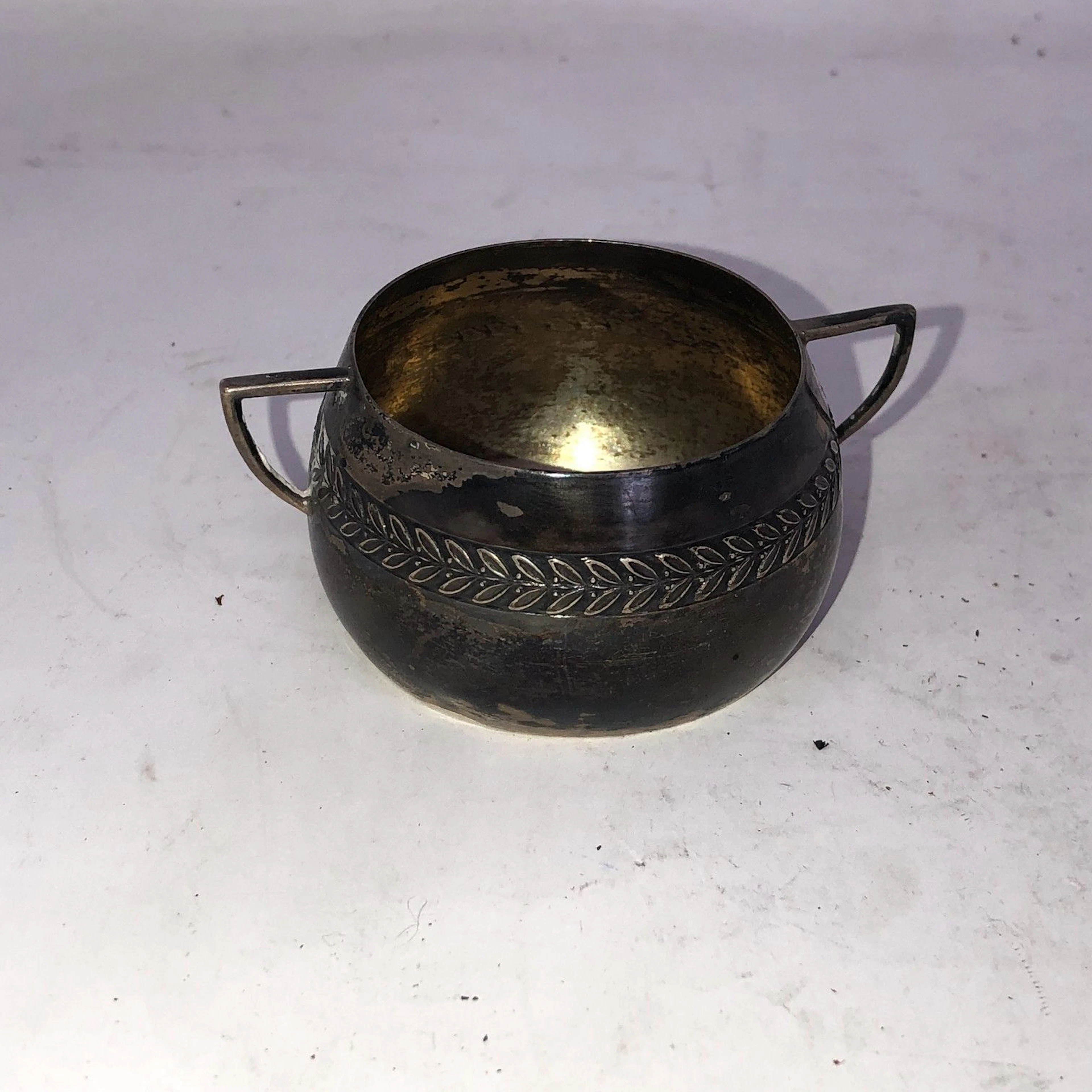 Tasse à deux anses en argent (800/°°) à décor..