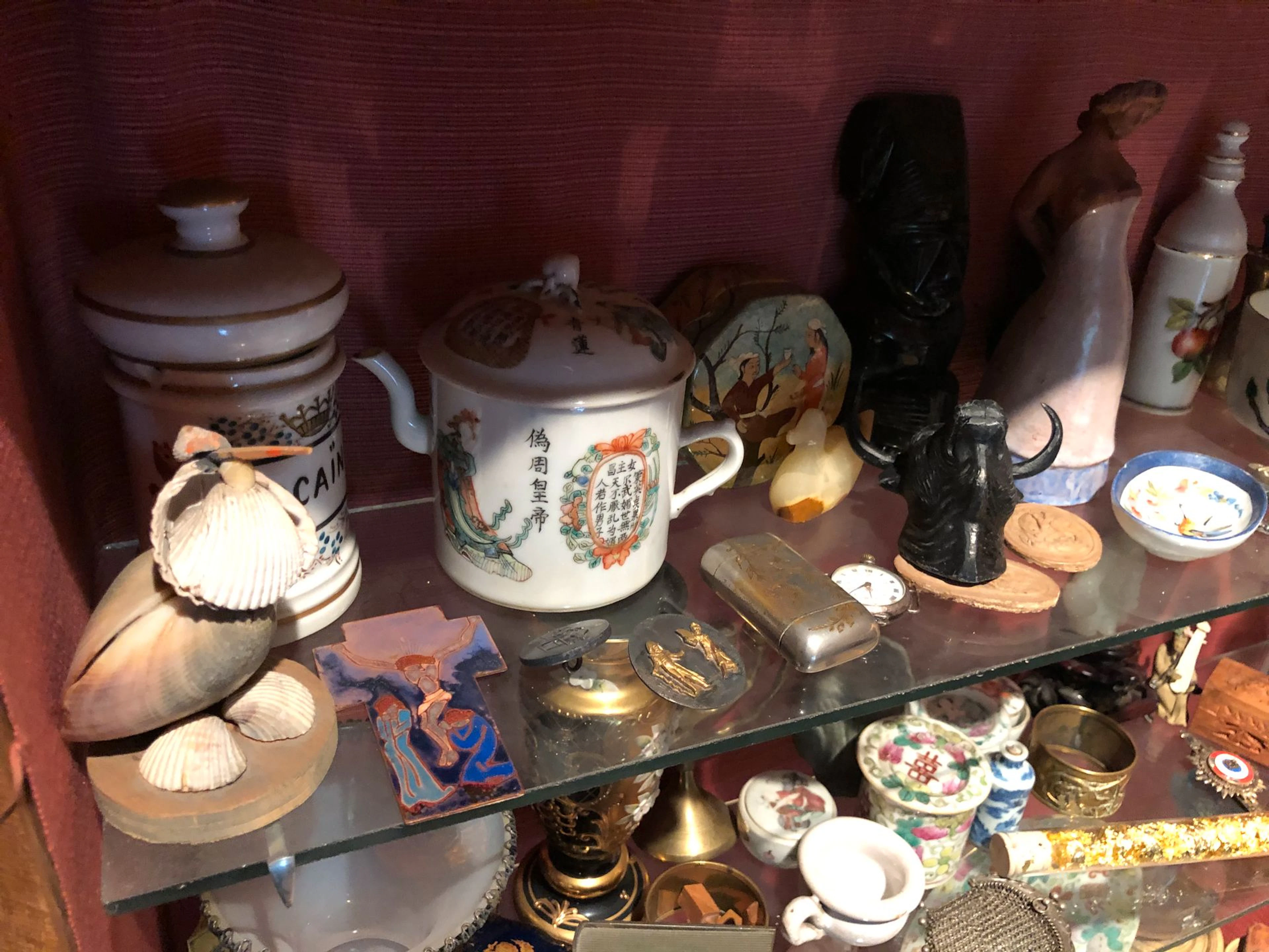 Important ensemble d'objets de vitrine Theière,..