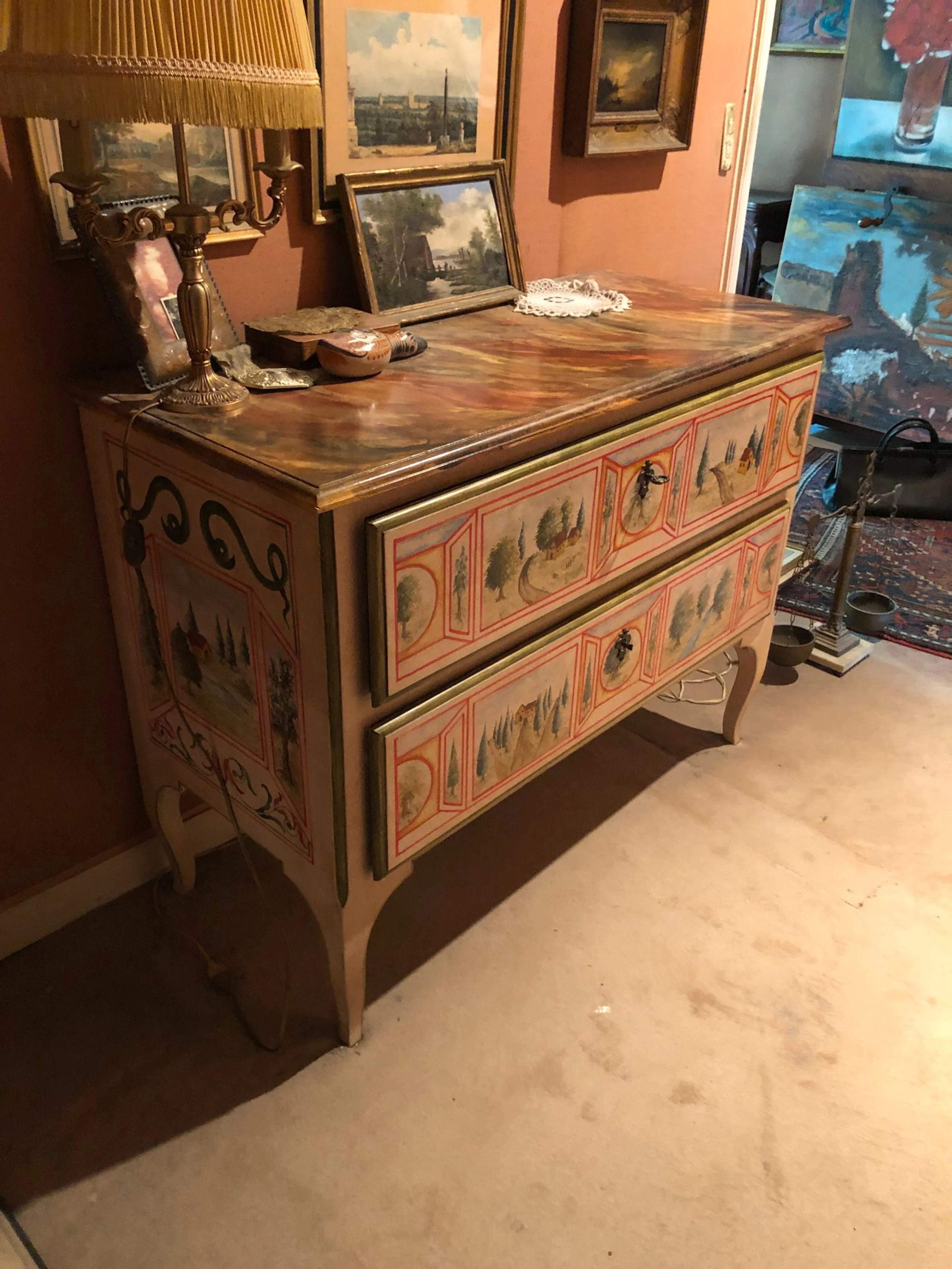 Commode en bois peint