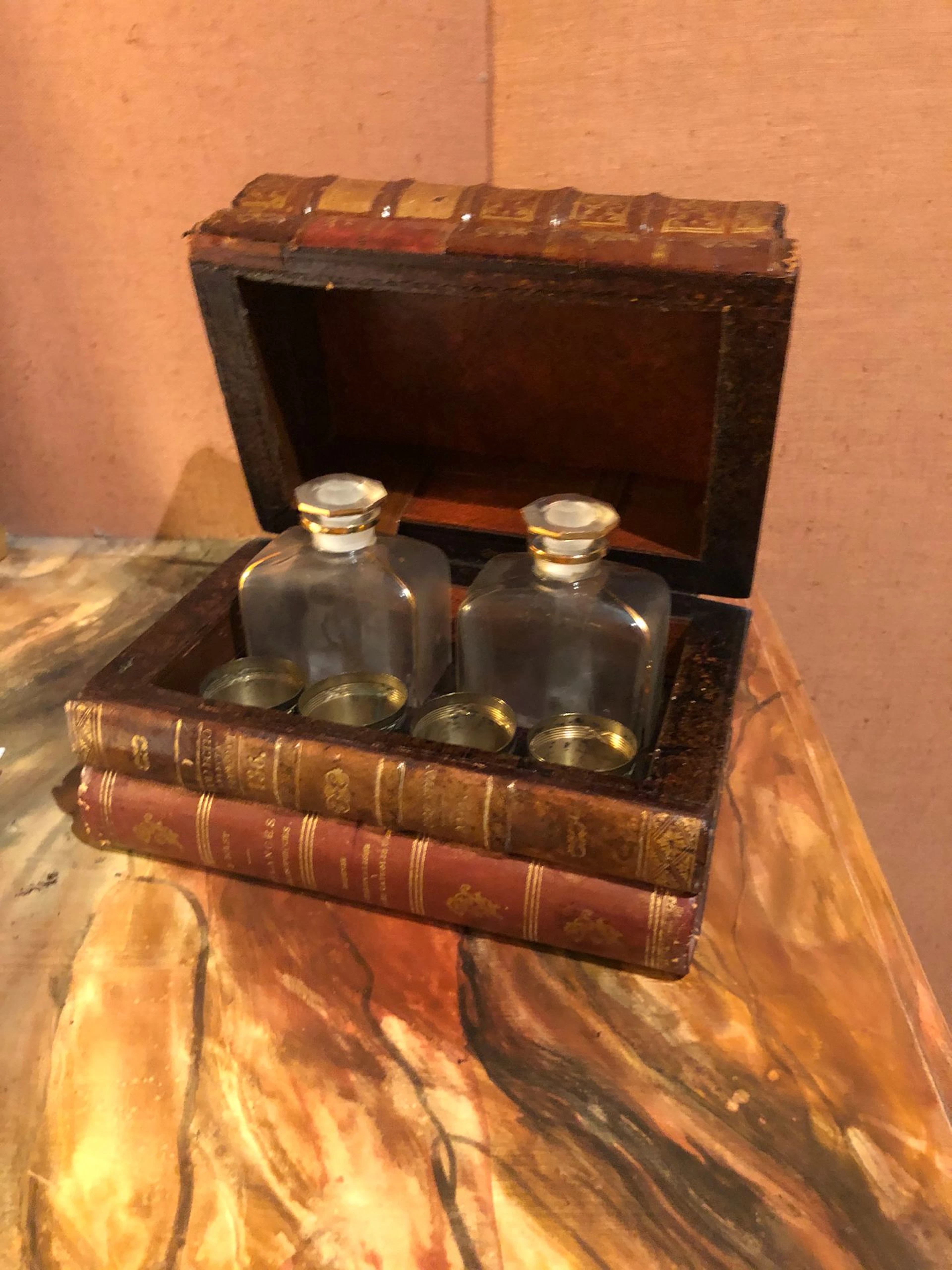 cave à liqueur dans une boîte en trompe-l'oeil,..