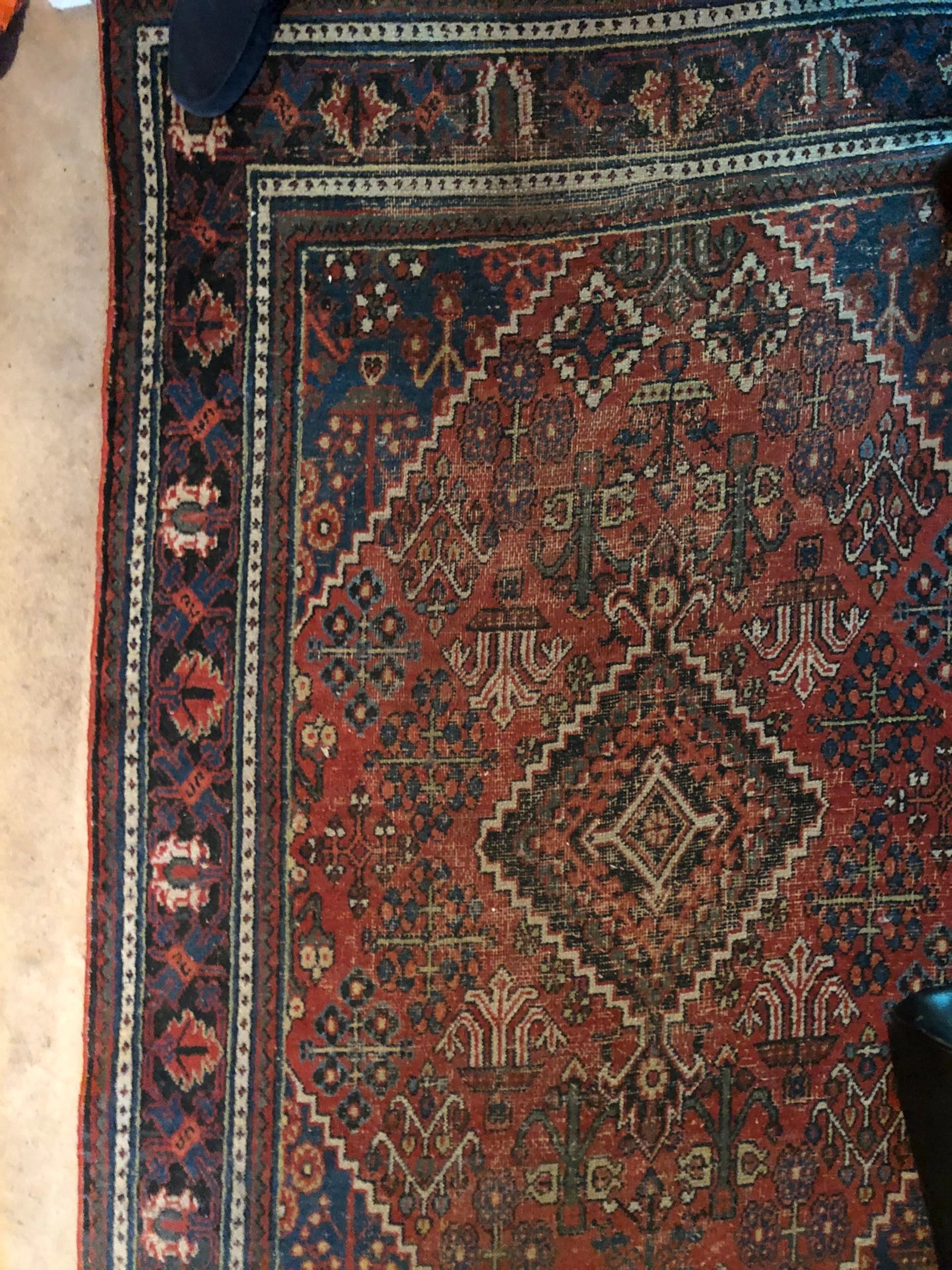 tapis caucasien à fond rouge (très usagé,..