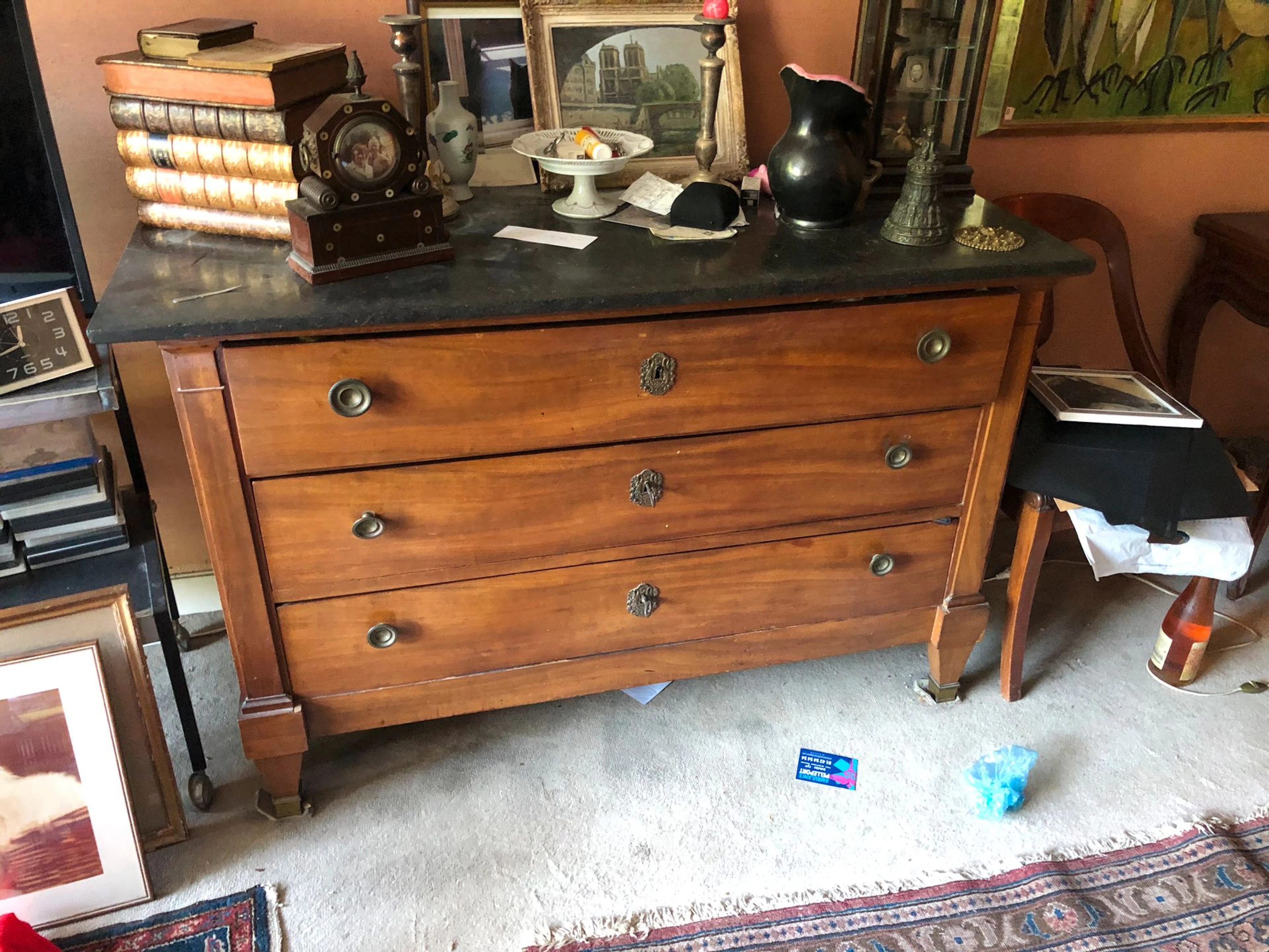 commode en bois foncé
