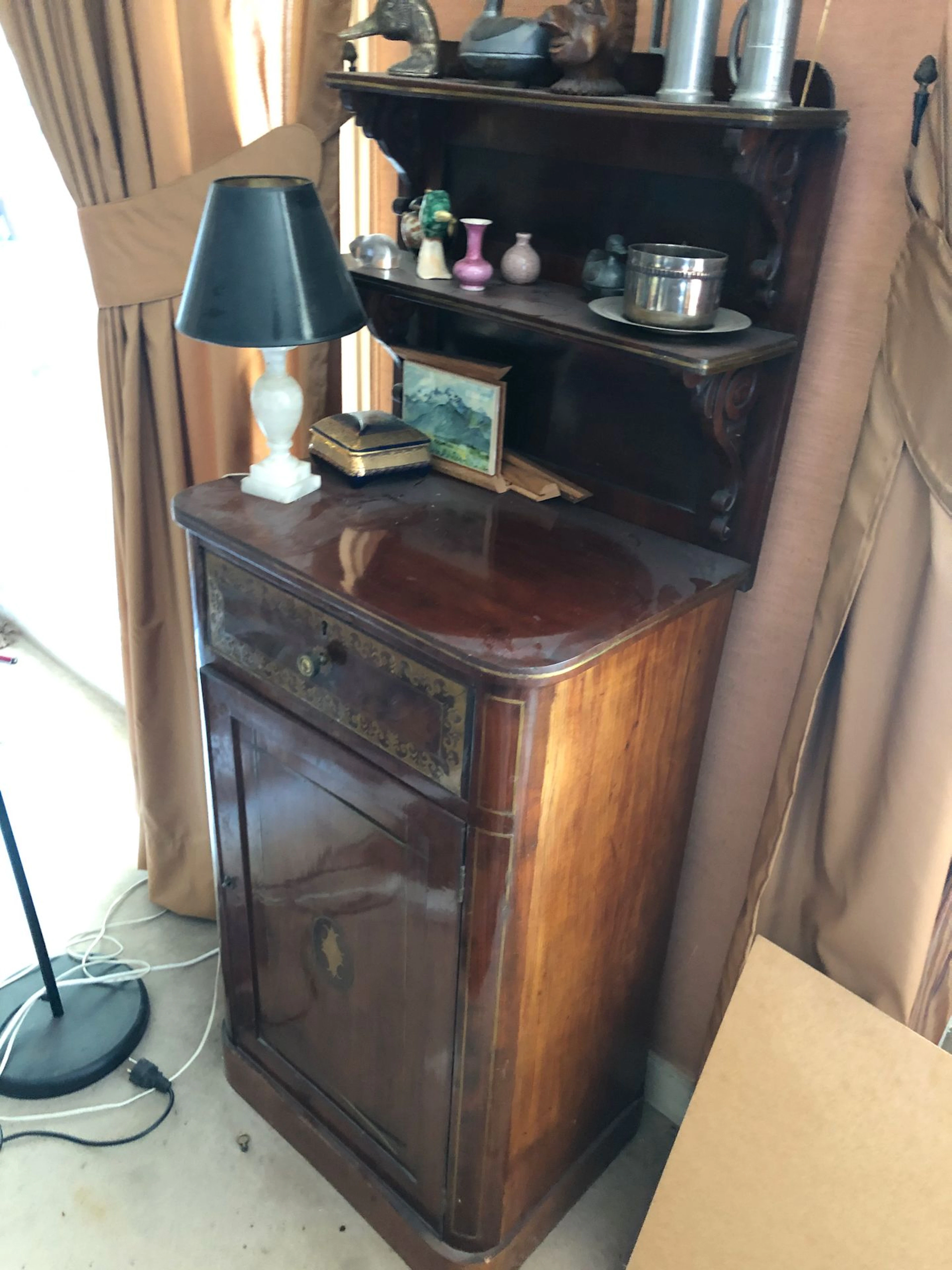 Meuble d'entre-deux en bois plaqué
