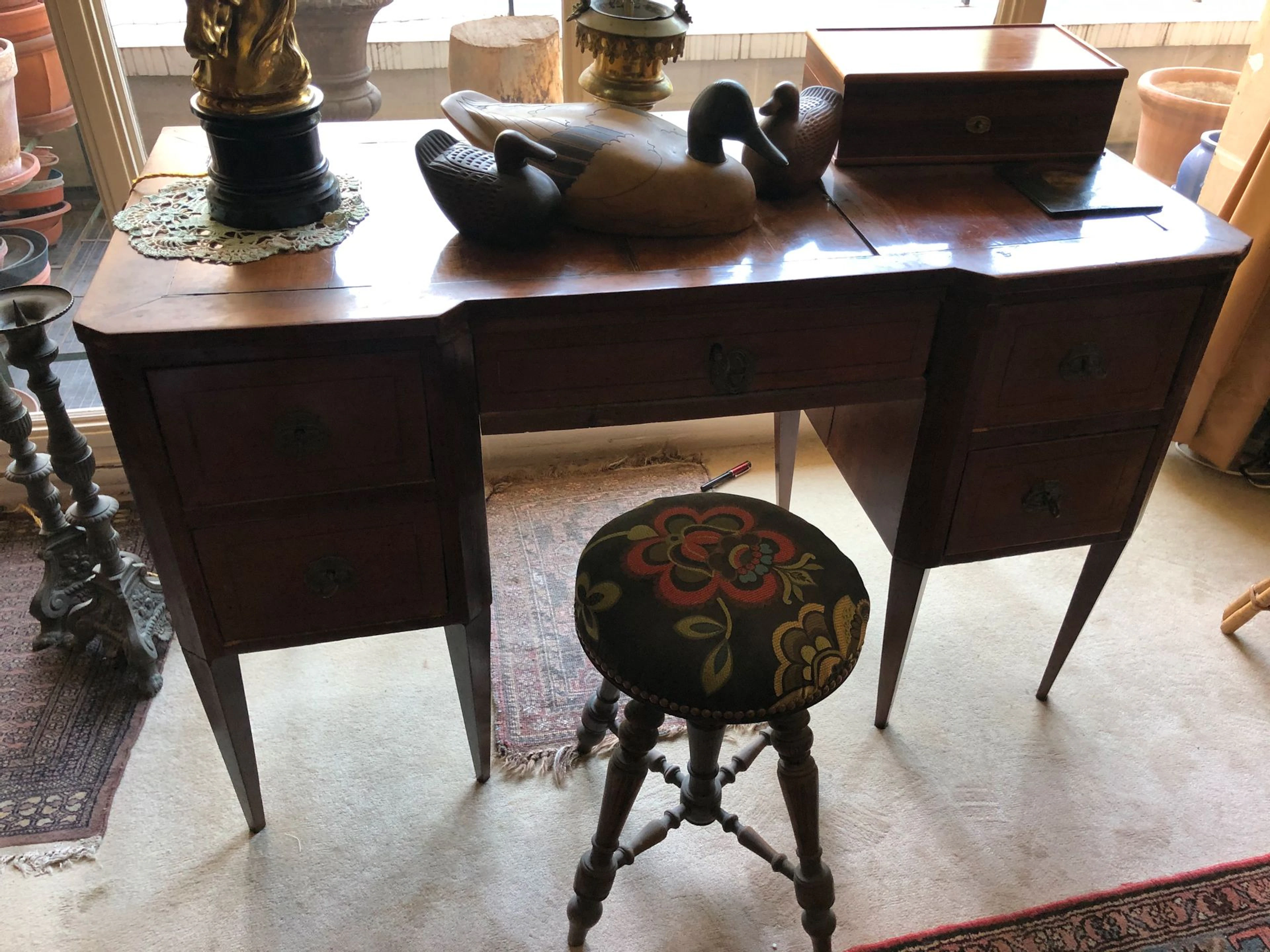 bureau à caissons en bois foncé