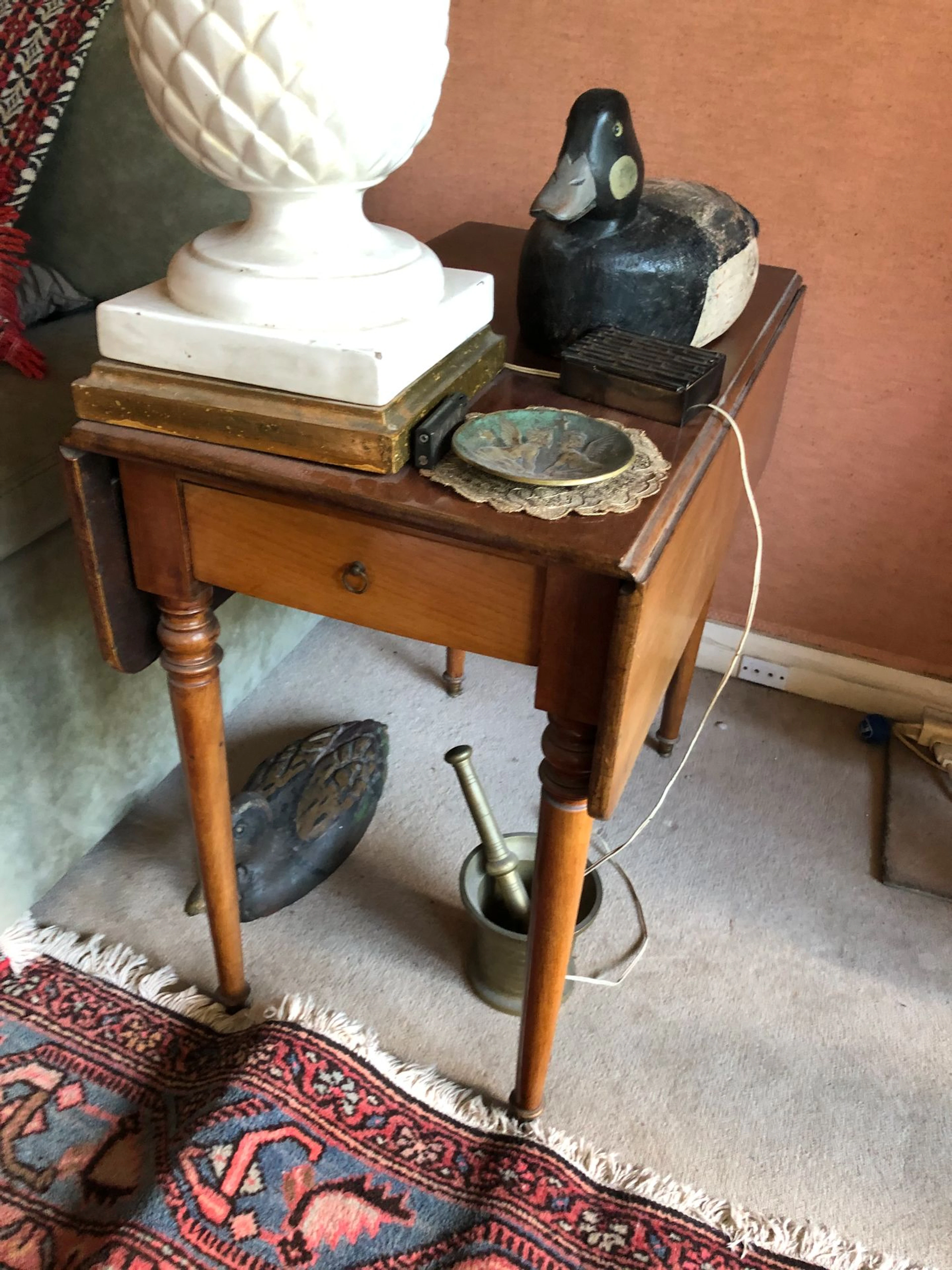 Table d'appoint en bois foncé