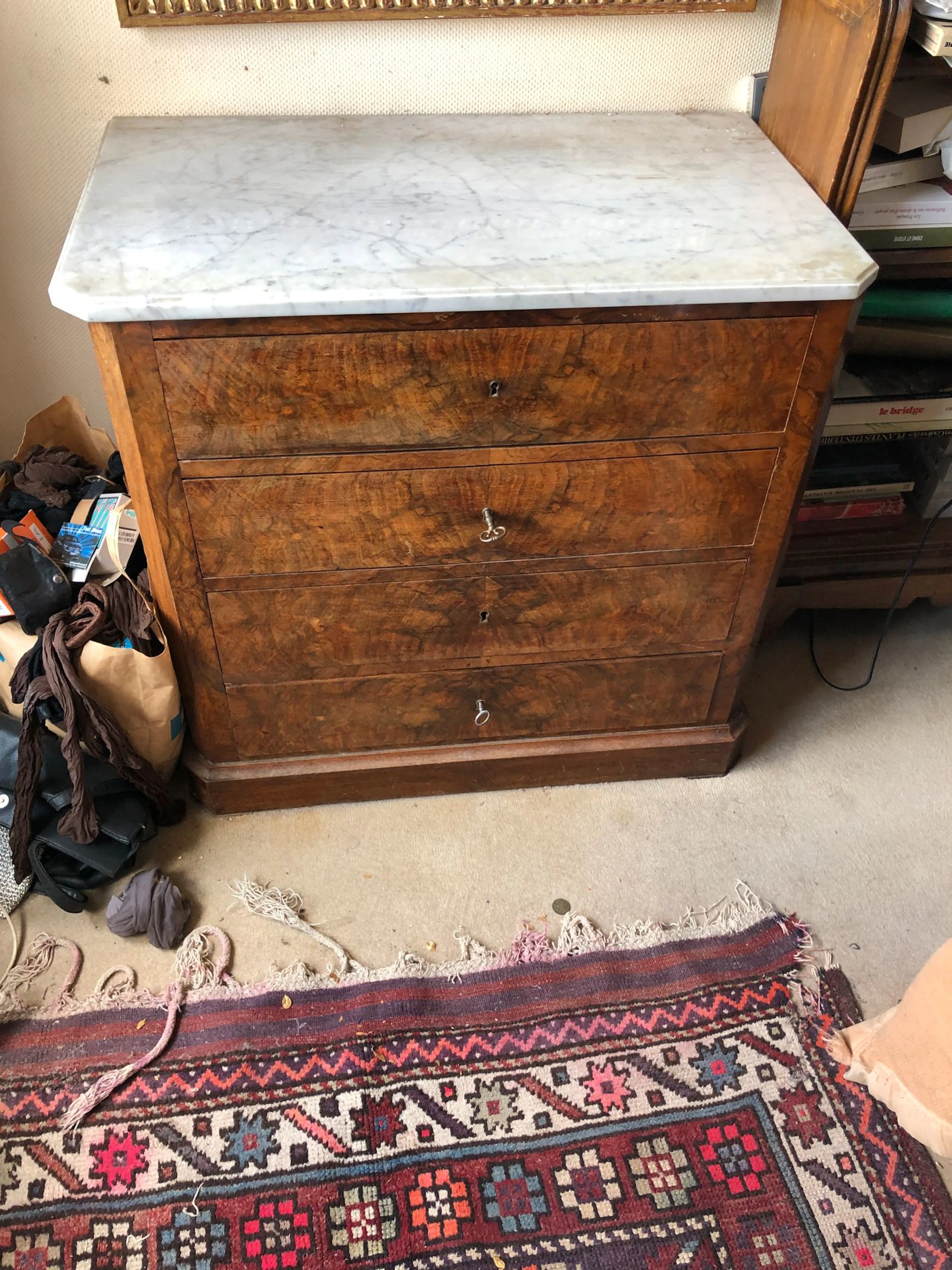 Commode en bois foncé ouvrant par 4 tiroirs,..