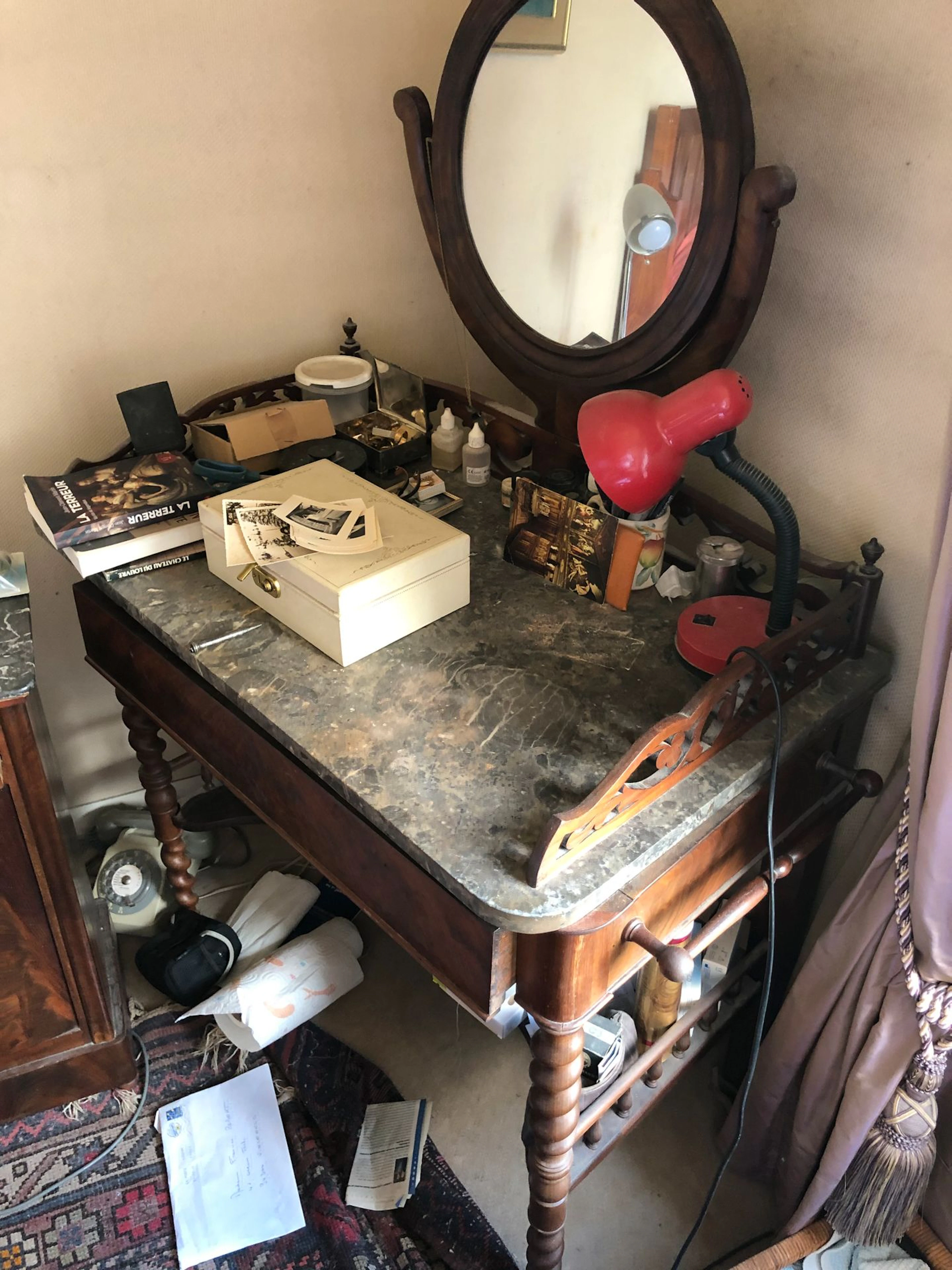 coiffeuse en bois foncé