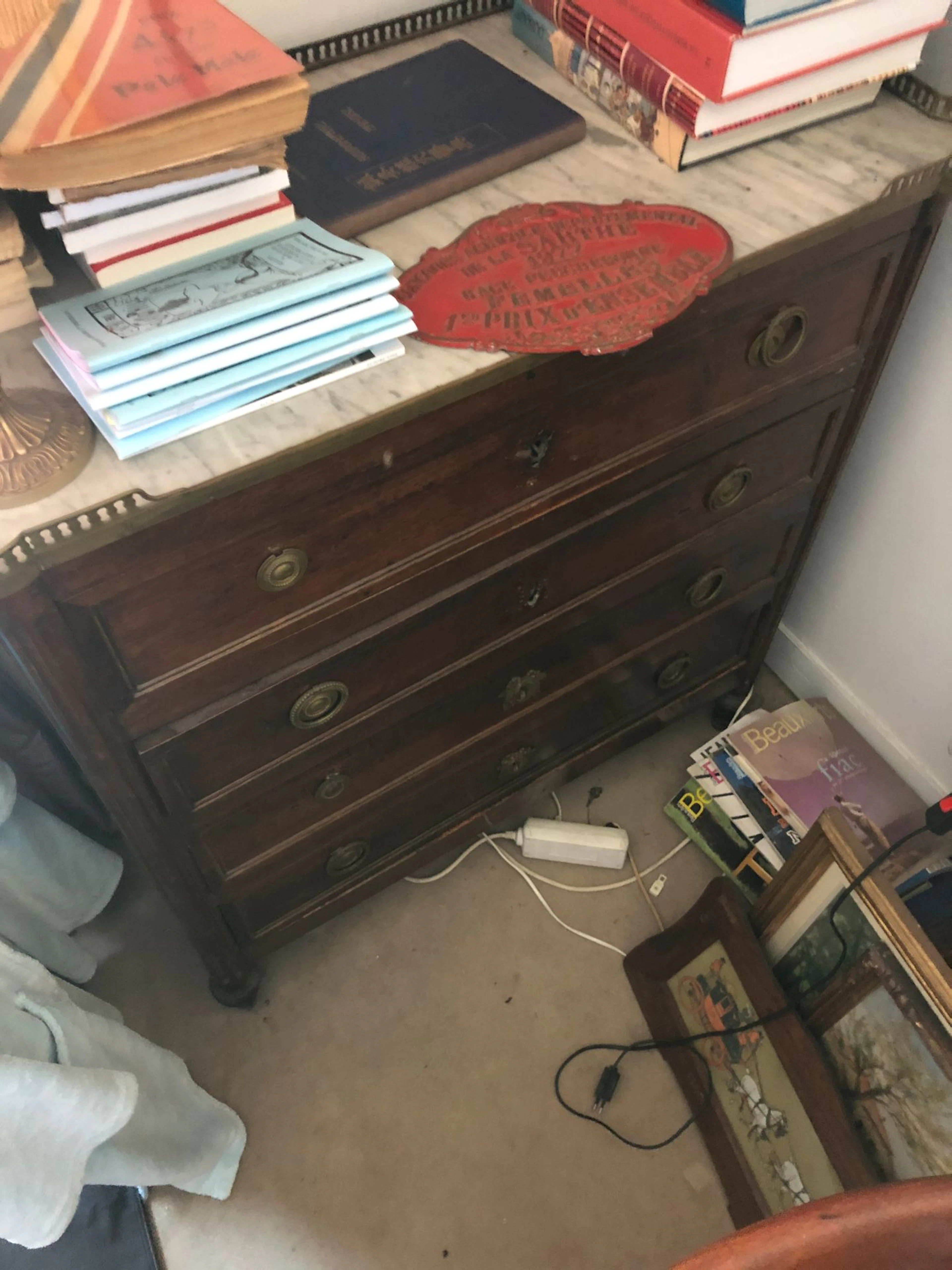 commode en bois foncé ouvrant par 4 tiroirs,..