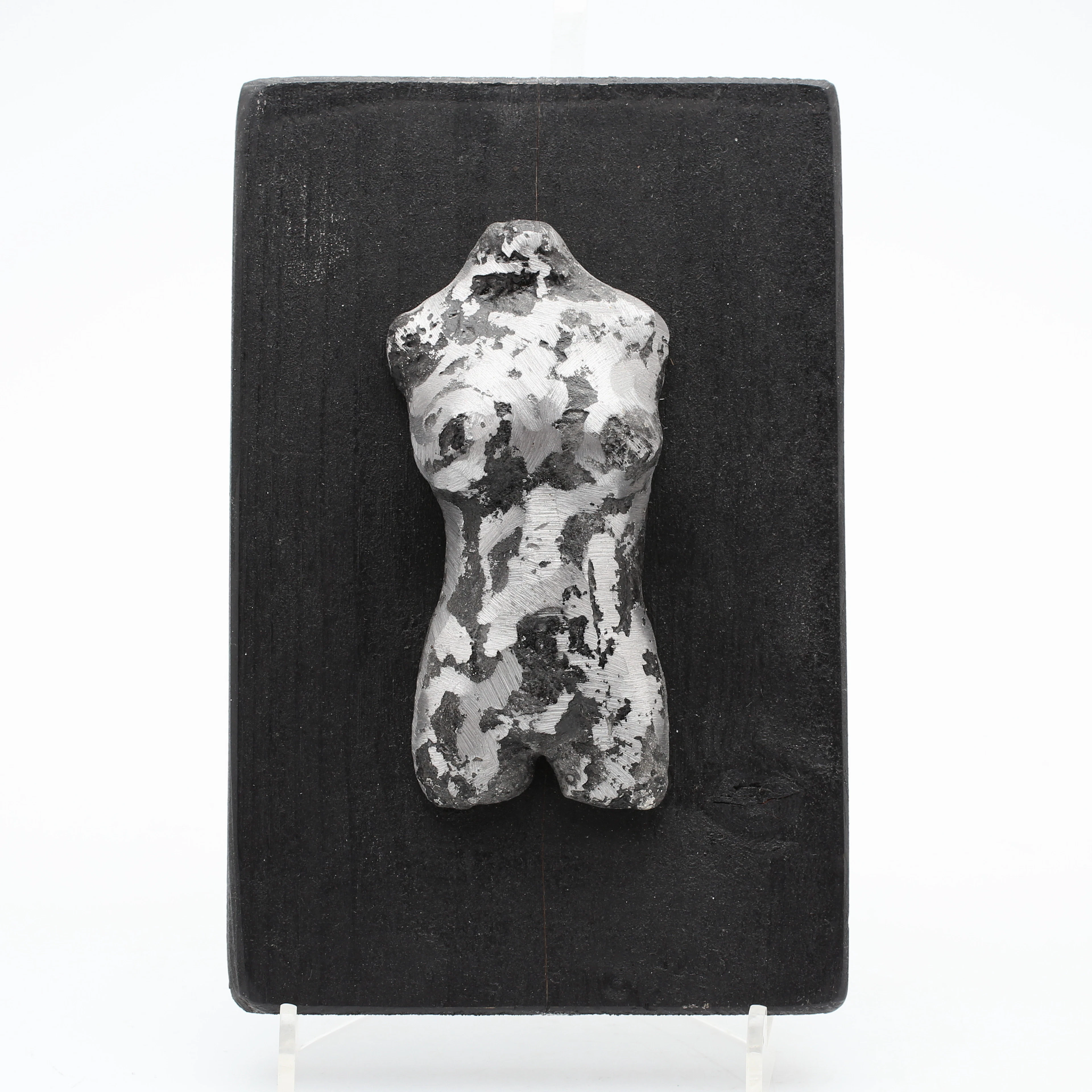 LEIF JACOBSSON. "Female Torso", järnskulptur uppsatt på träbakstycke, signerad och daterad 2004 samt numrerad 57/150.