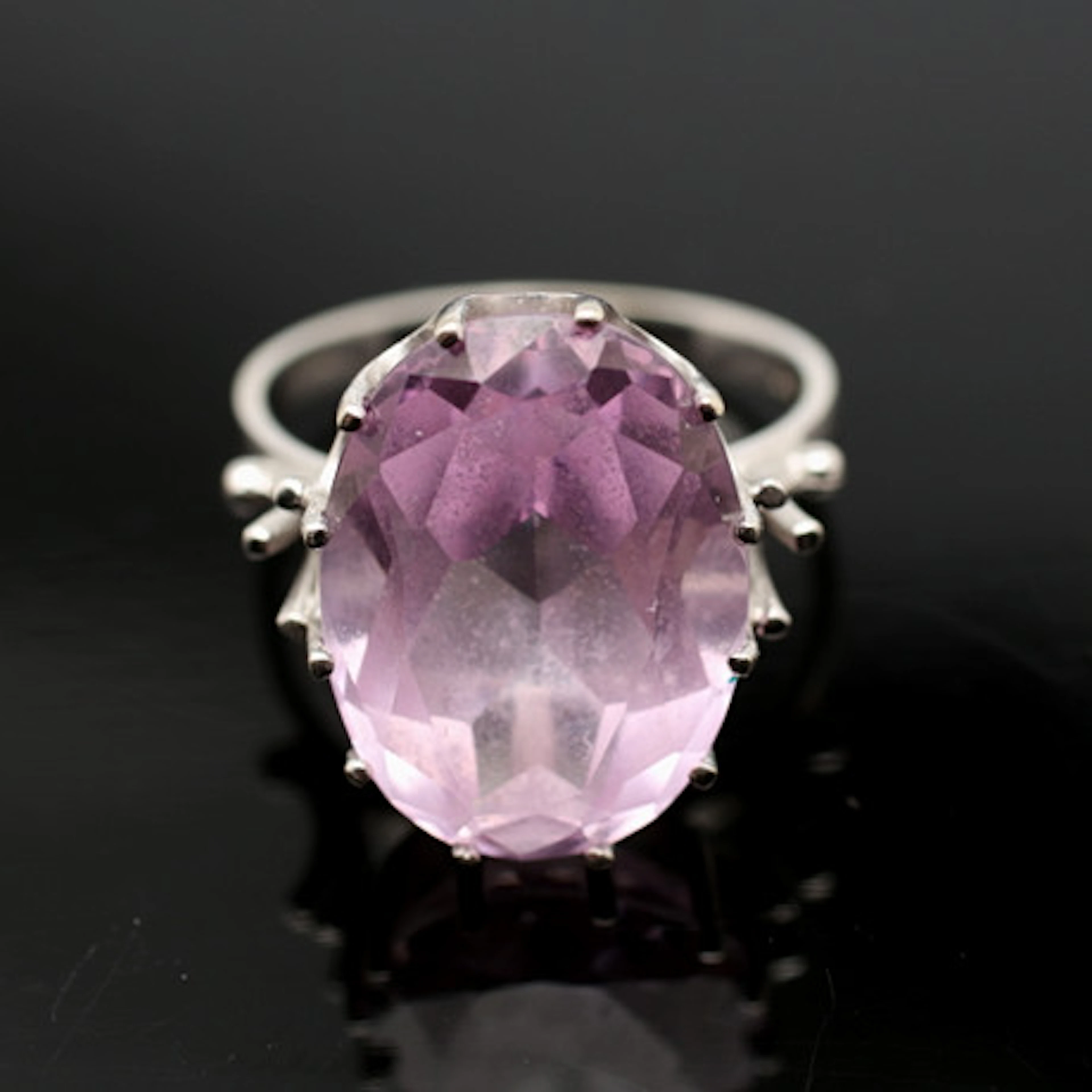 RING, 18K vitguld, ovalslipad rosenkvarts,…