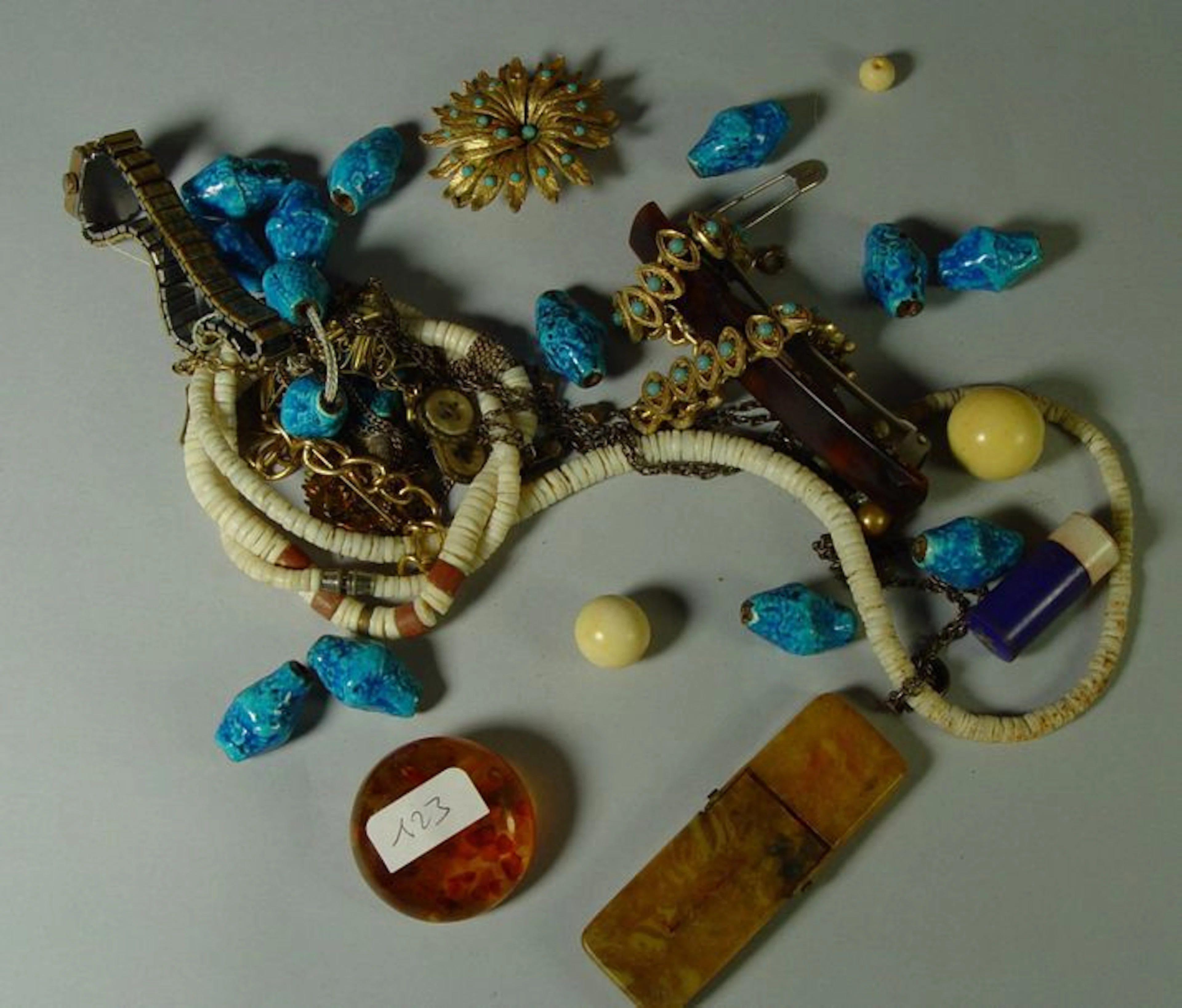 123- Lot de bijoux fantaisie : colliers,…