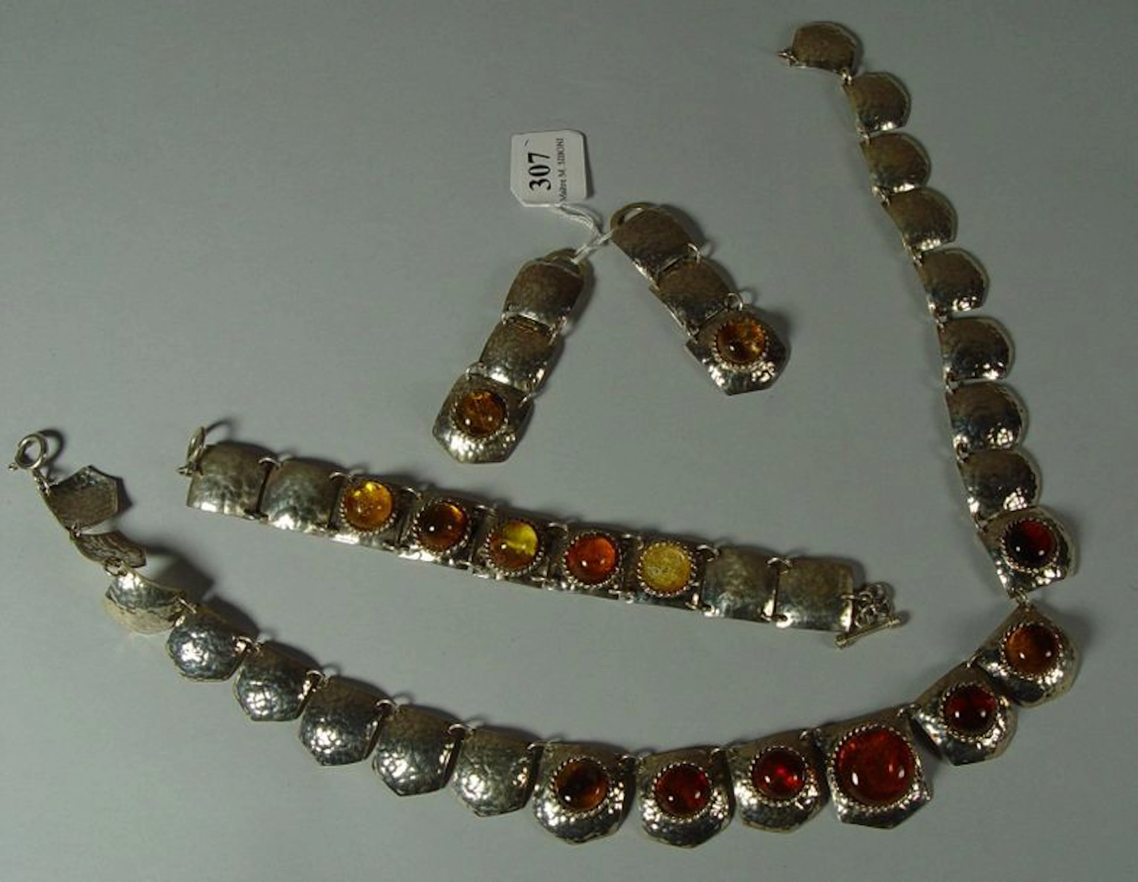 307- Parure en argent et ambre cabochon comprenant…
