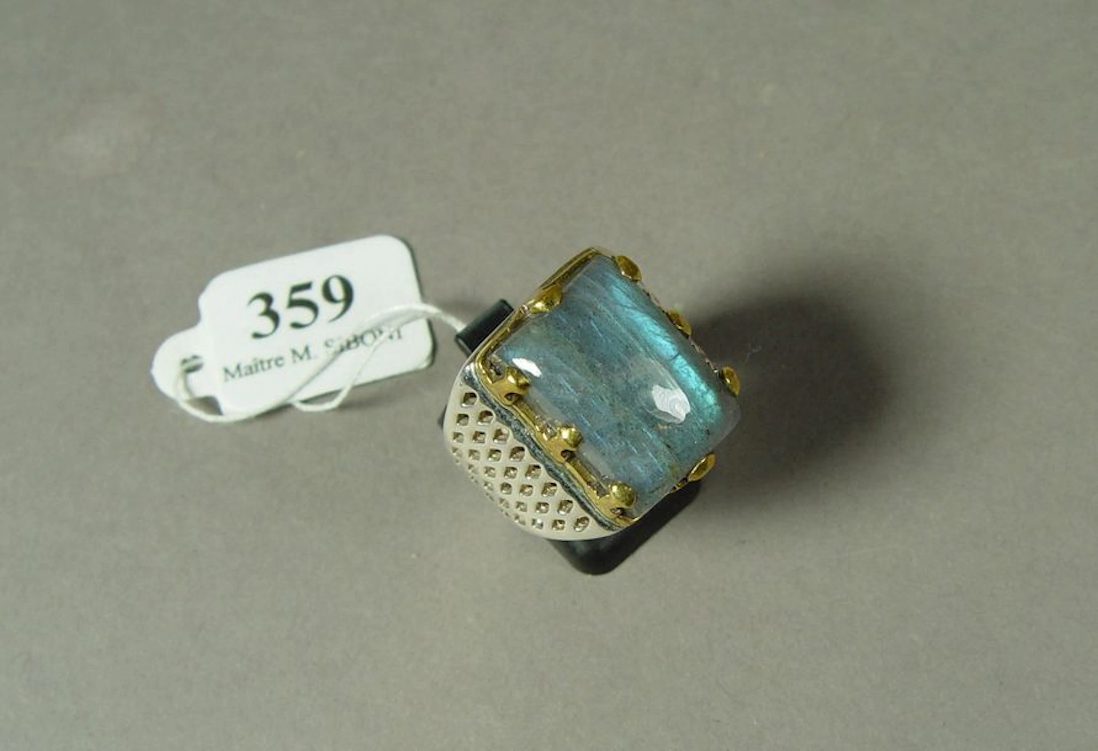 359- Bague en argent sertie de labradorite…