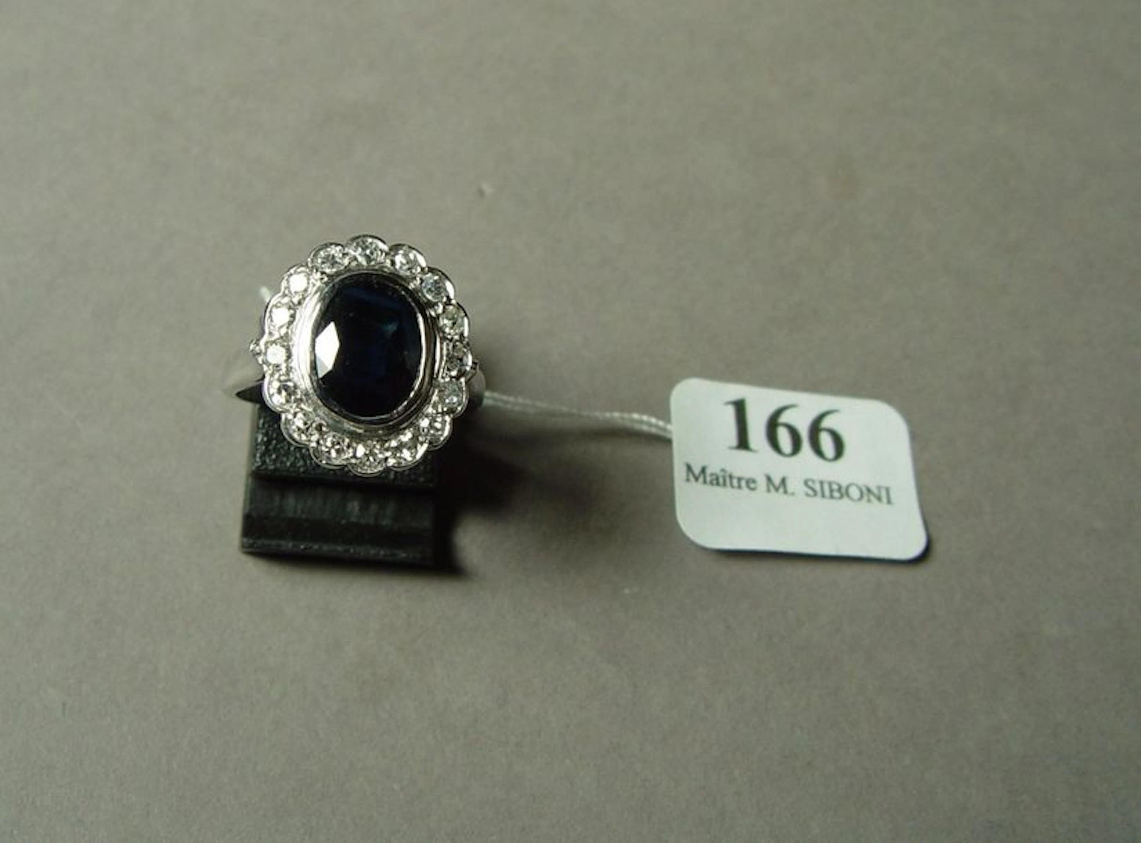 166- Bague Pompadour ornée d'un saphir bleu…