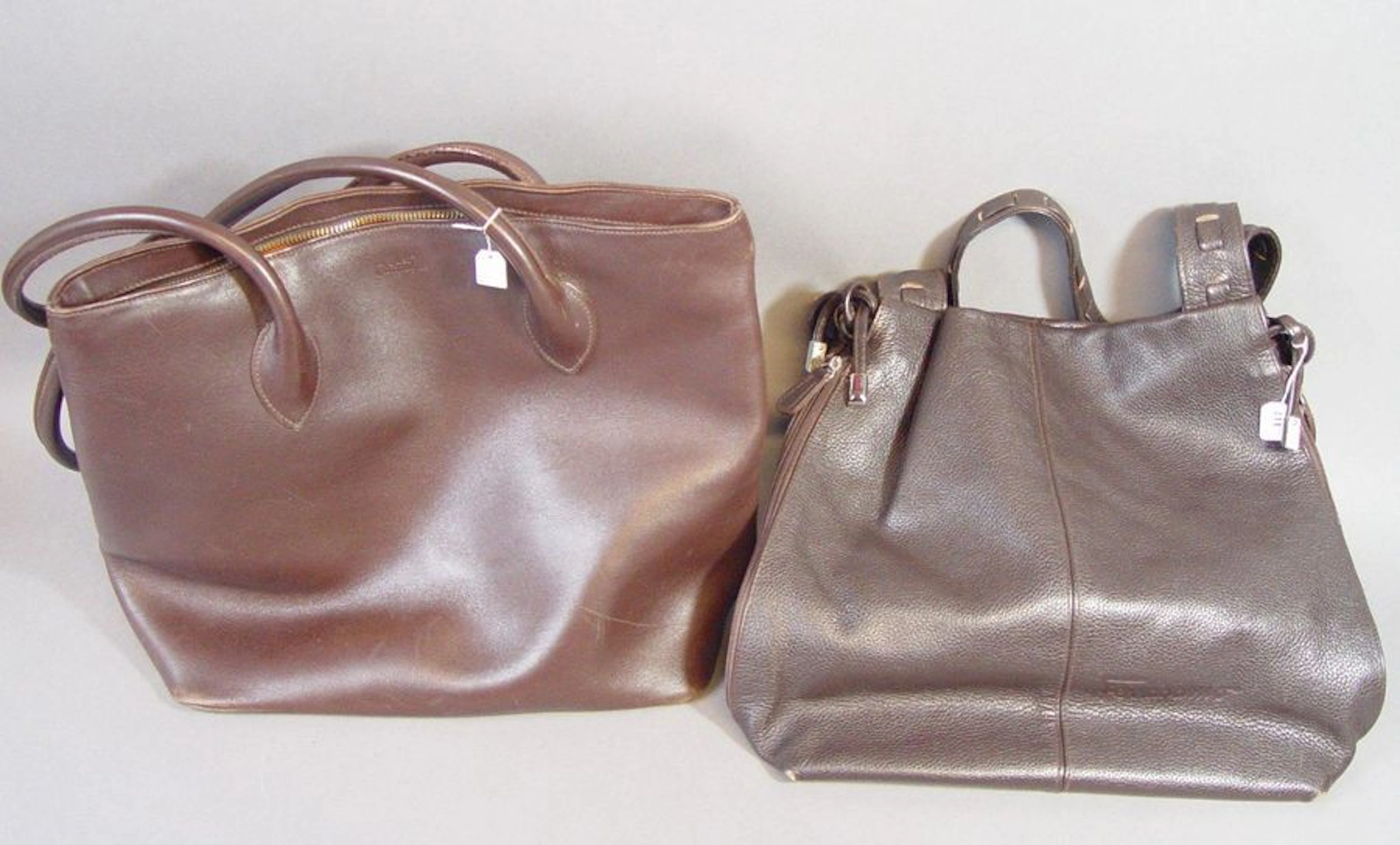 411- FERRAGAMO Sac en cuir On y joint un...