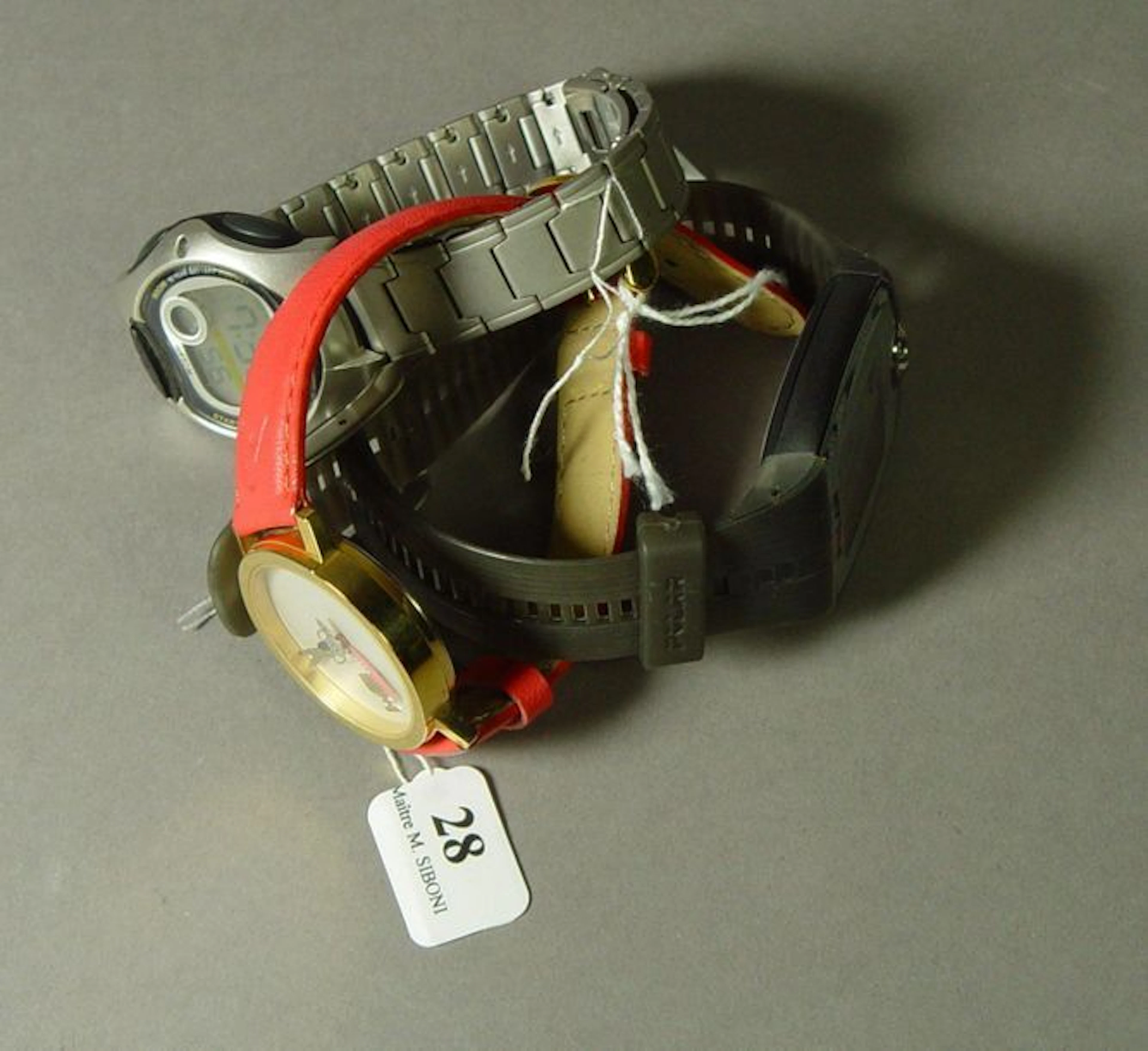 28- Lot de trois montres : 2 Casio et 1 ...