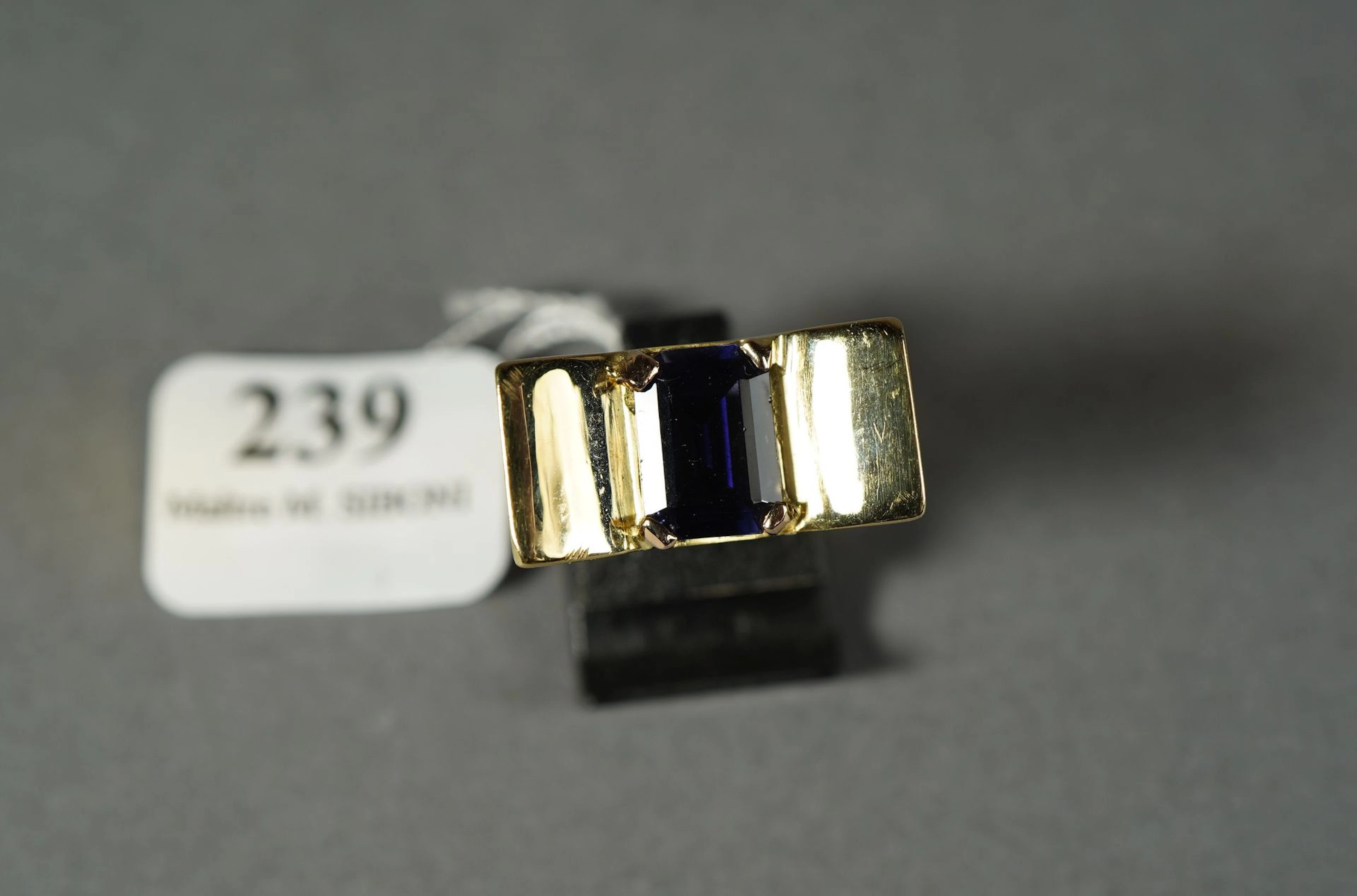239- Bague ''Livre ouvert'' en or jaune ornée... - Lot 239 - Siboni