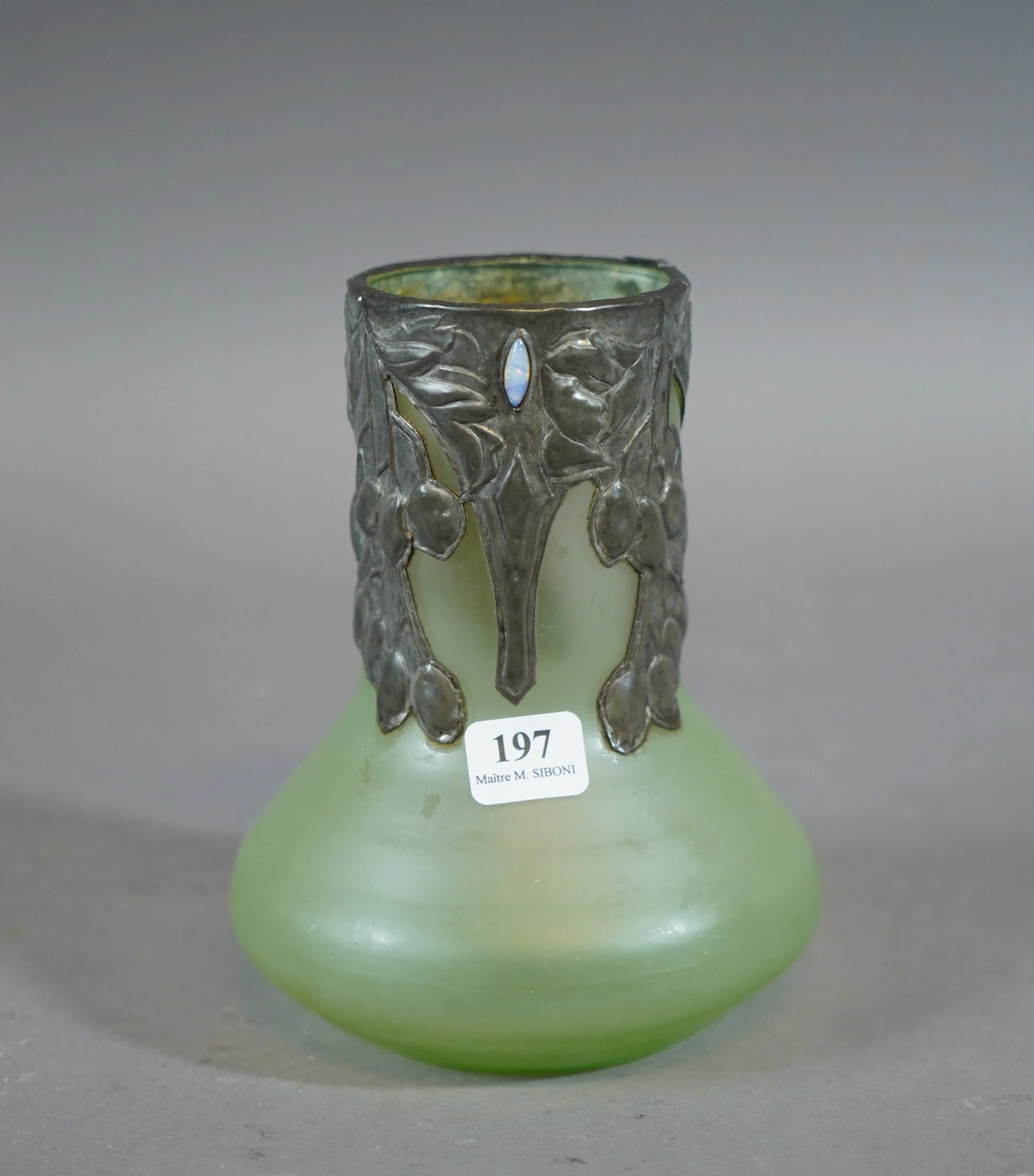197- Vase à panse en verre dépoli vert, col... - Lot 197 - Siboni
