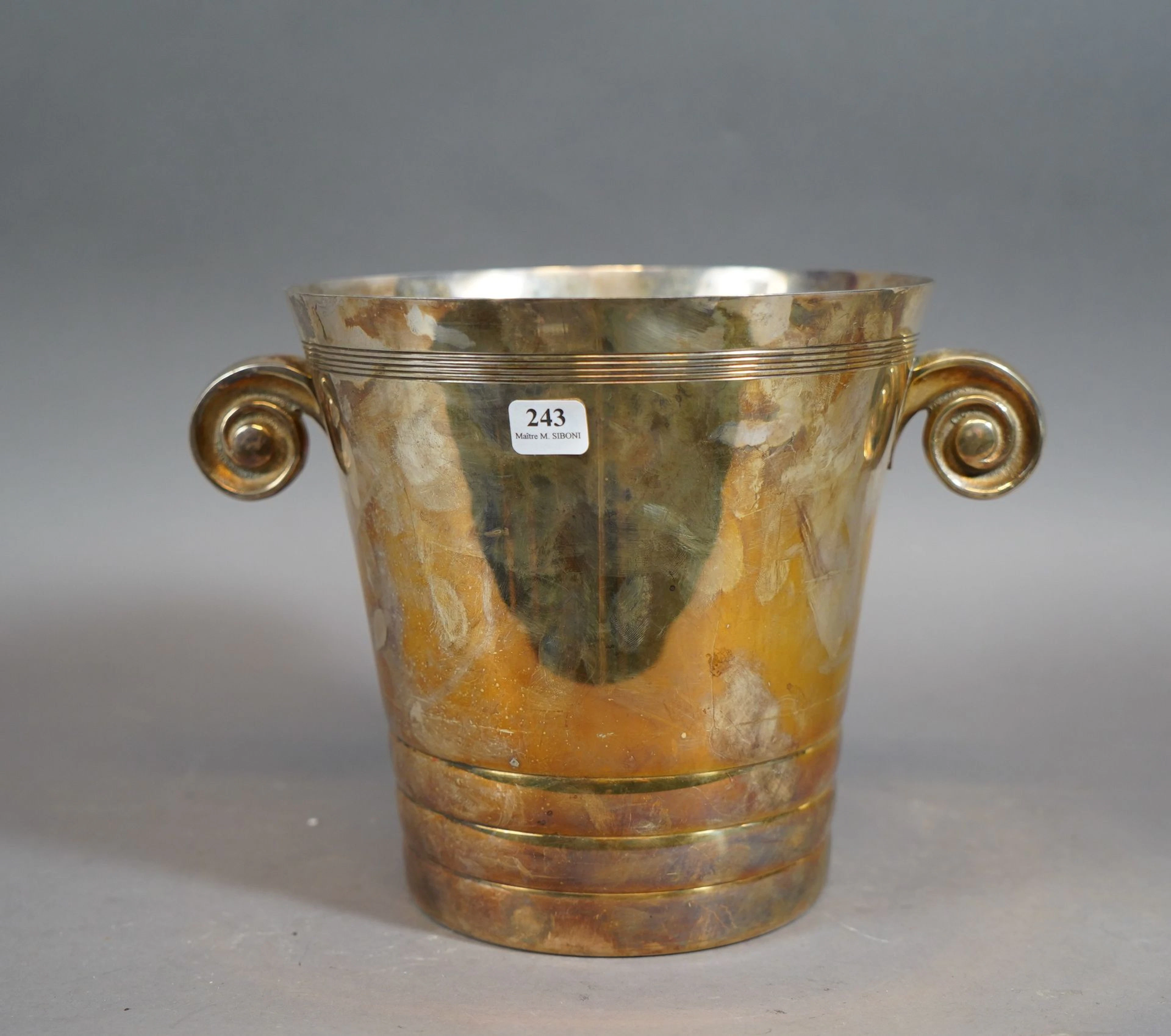 243- Seau à champagne en métal argenté - Lot 243 - Siboni
