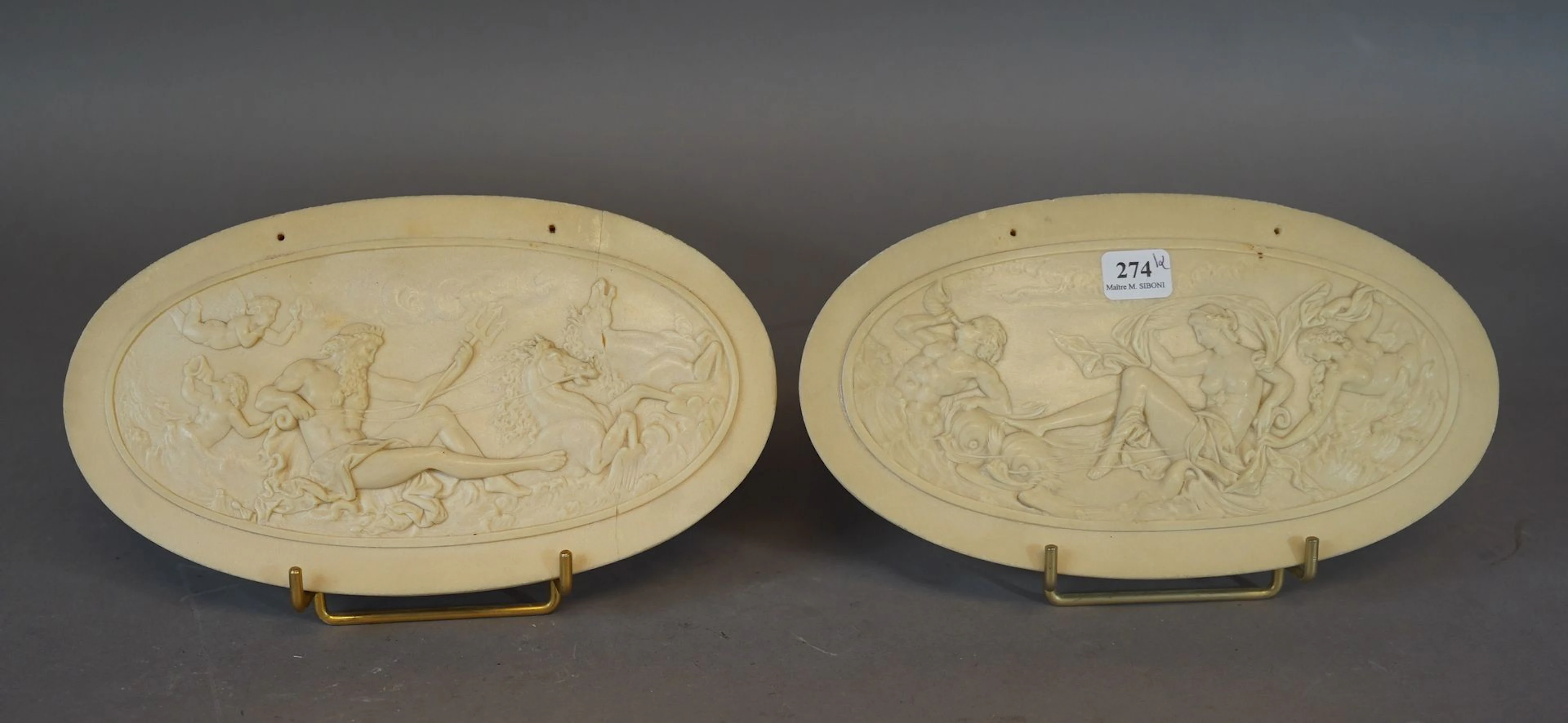 274- Deux bas-reliefs à décor de scène antique... - Lot 274 - Siboni