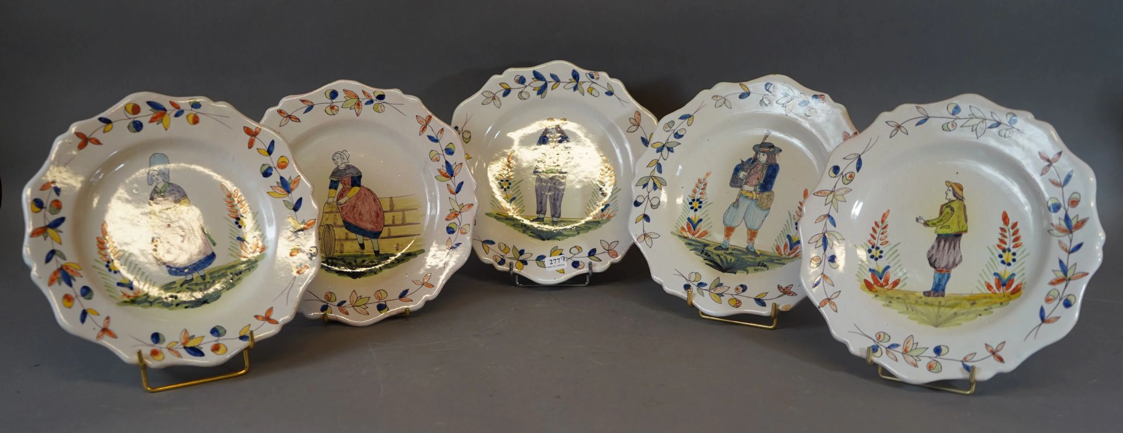 277- Sept assiettes en faïence de l'Est à... - Lot 277 - Siboni