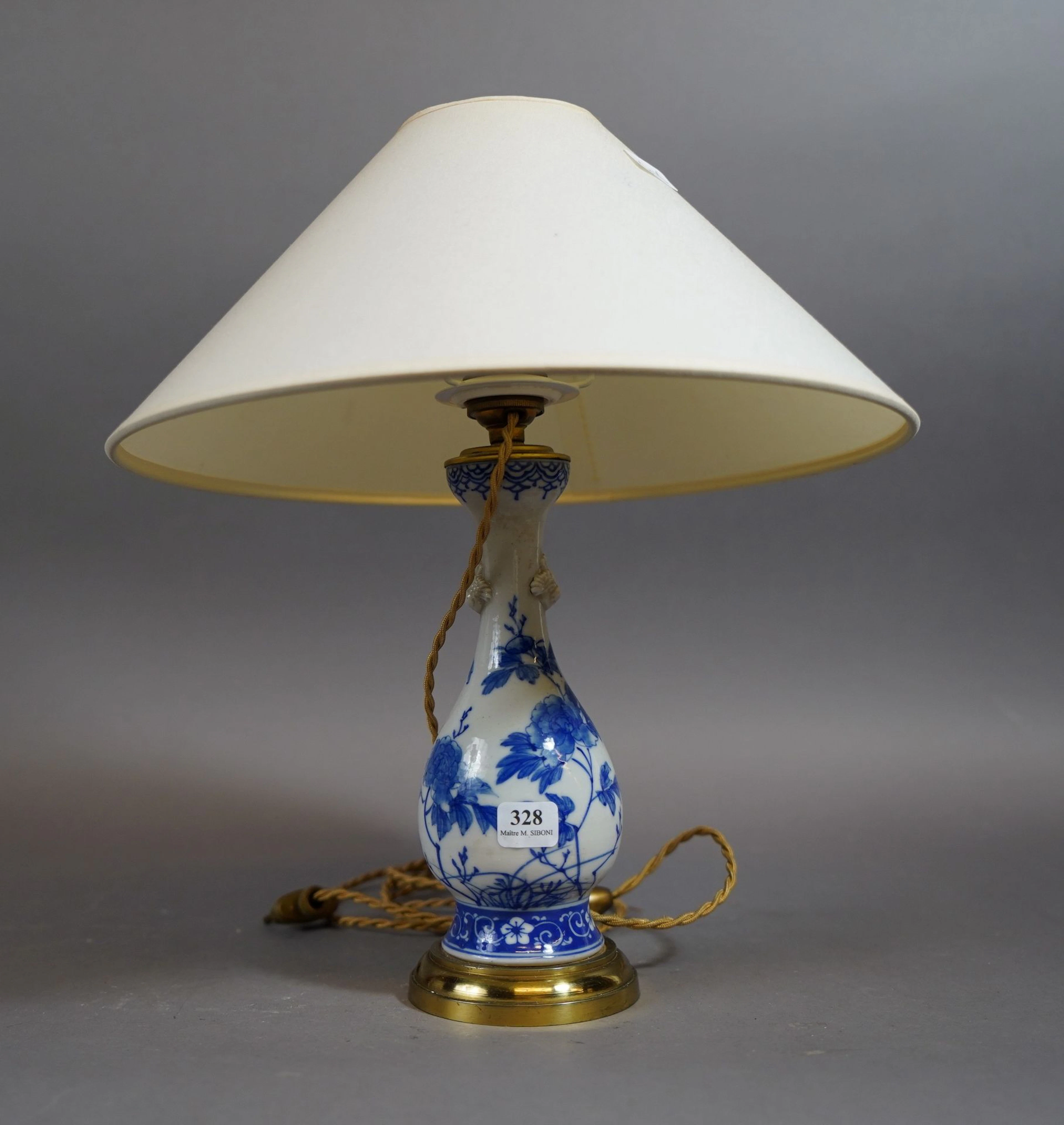 328- Vase en porcelaine de Chine bleu blanc... - Lot 328 - Siboni