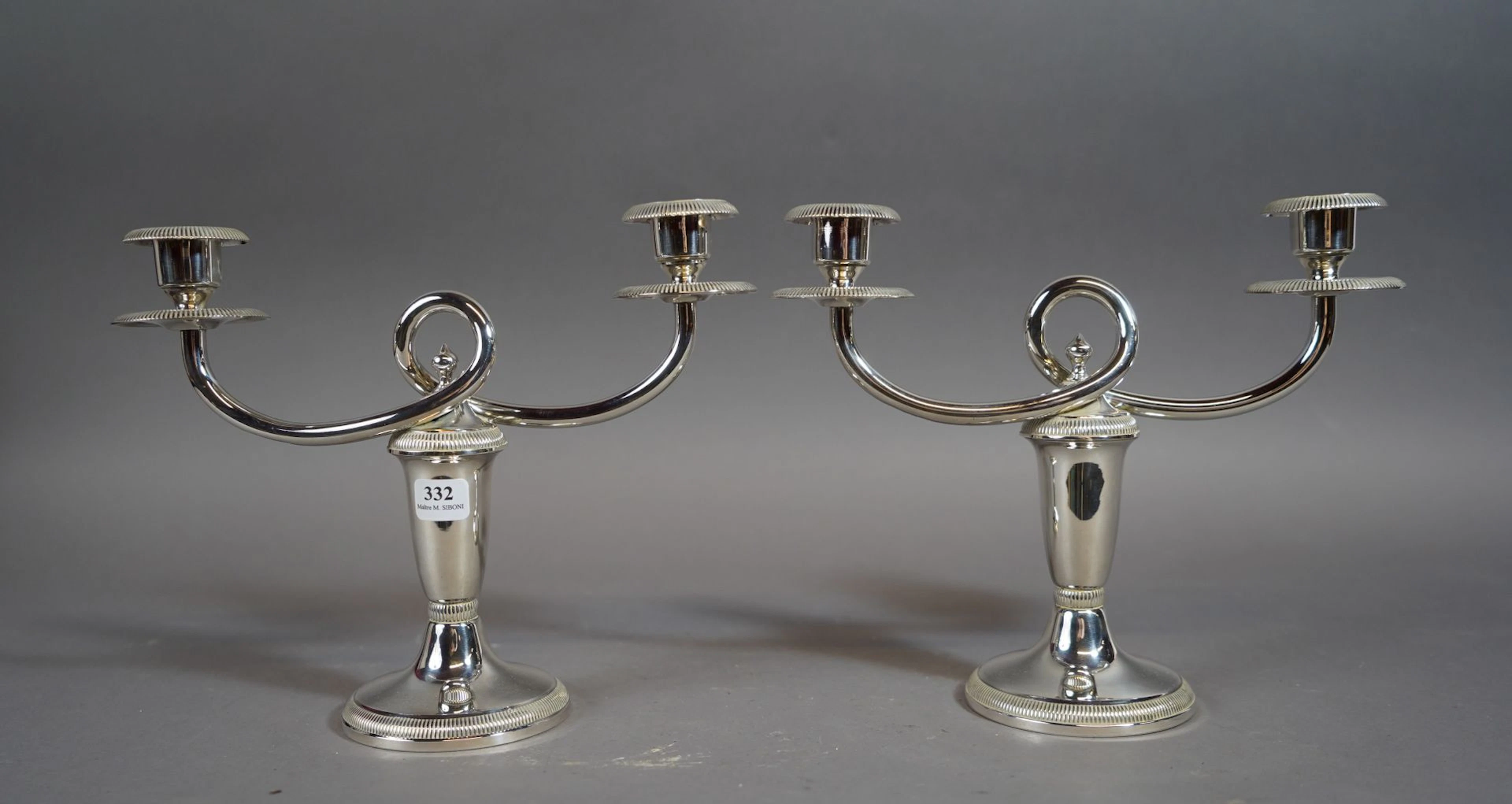 332- Paire de bougeoirs à deux lumières en... - Lot 332 - Siboni